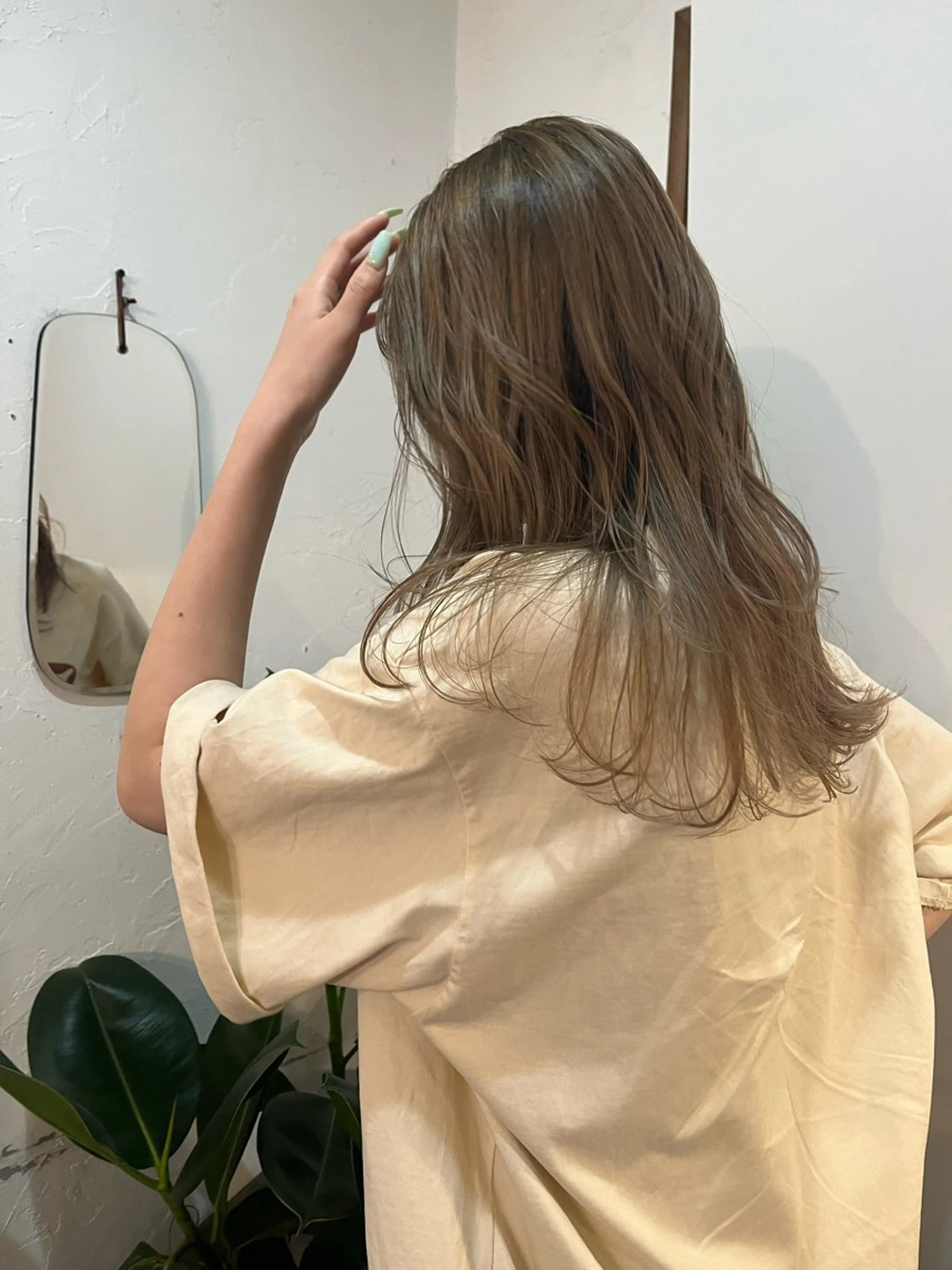 カラー ブリーチ ハイライトカラー 金井 美悠のヘアスタイル