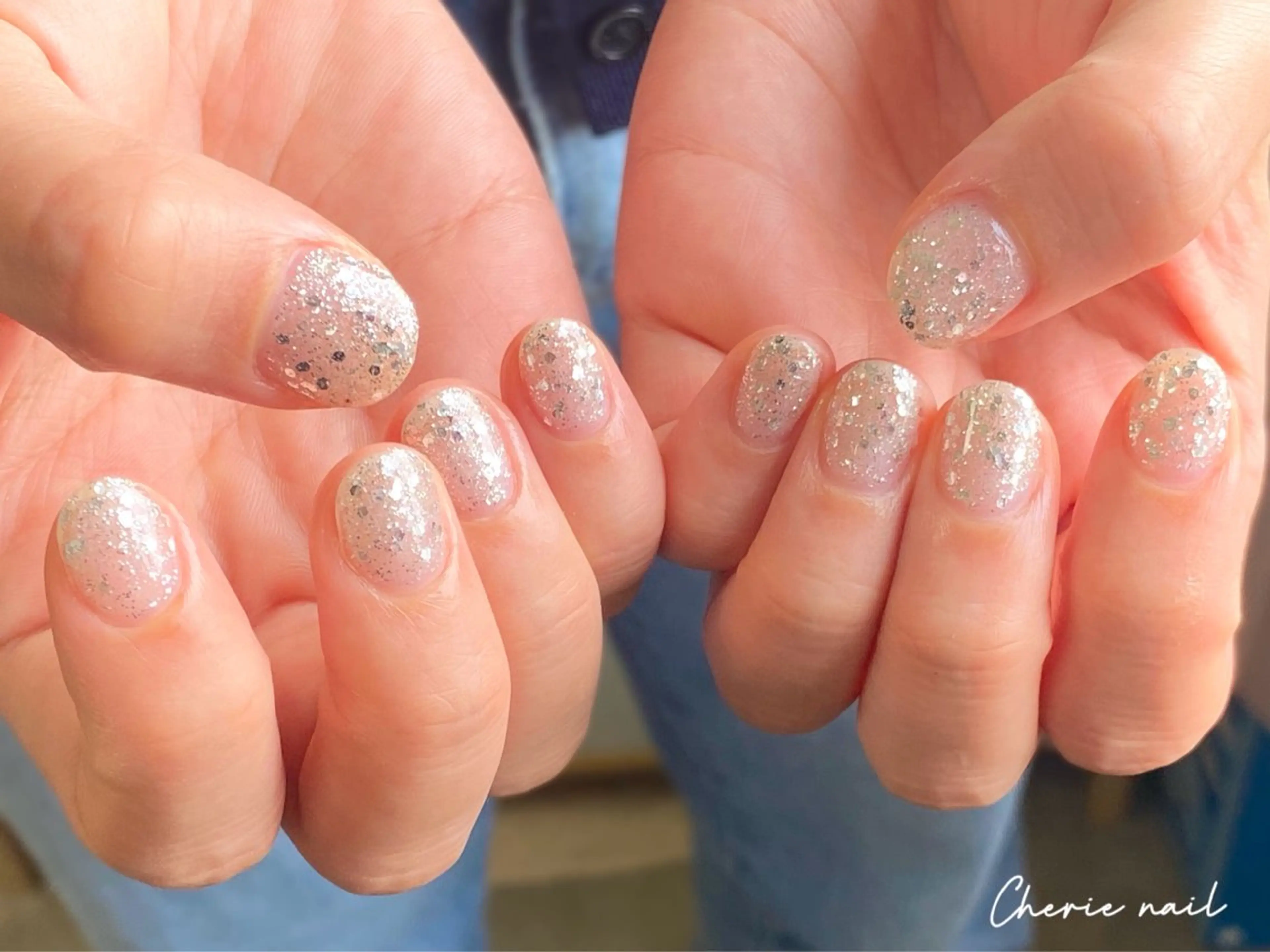 ネイル ジェルネイル キラキラネイル ラメ(グリッター) ショートネイル シルバー Cherienail yunaのネイルデザイン