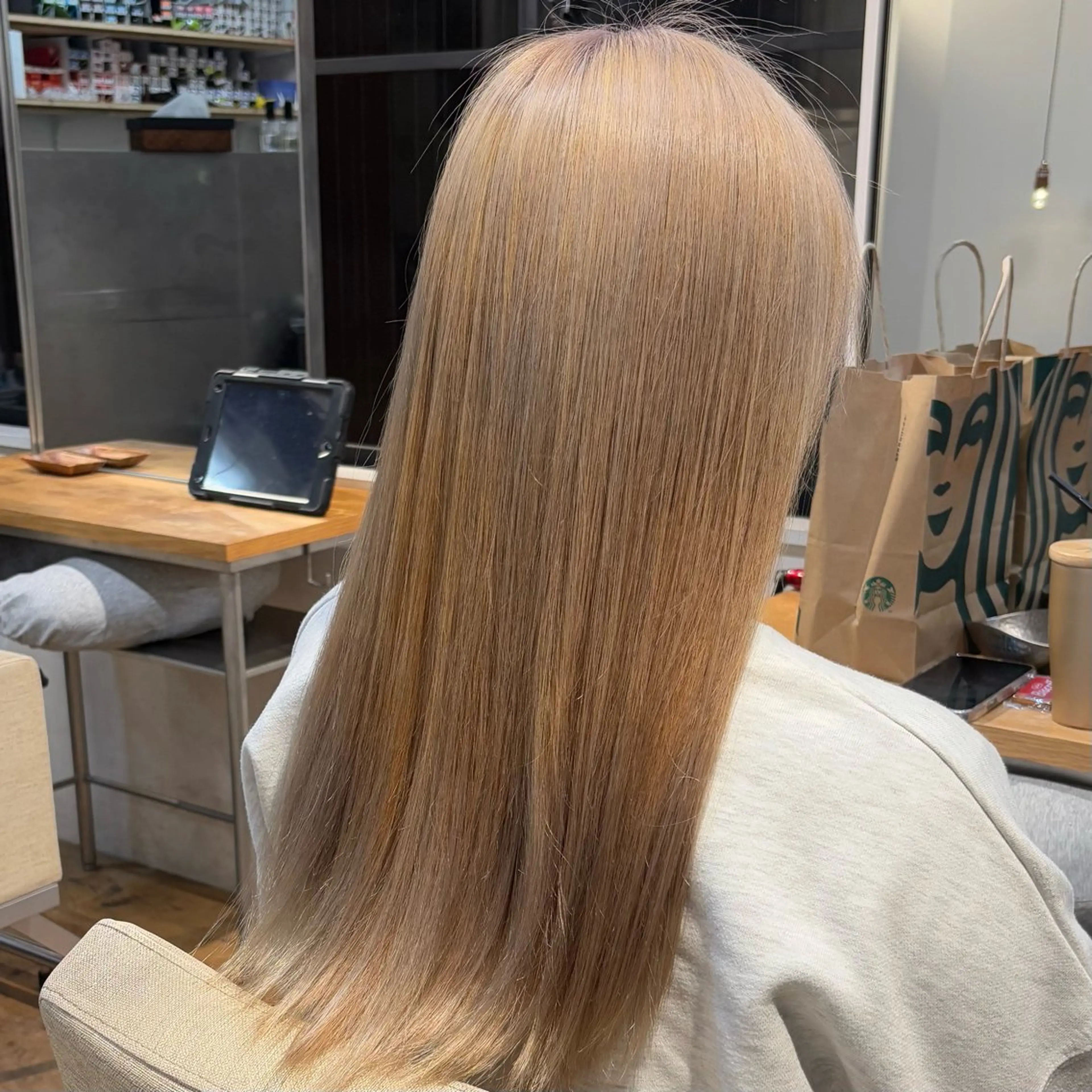 セミロング カラー ベージュカラー ブリーチ ホワイトベージュ ヘアカラー BELO OSAKA マオのヘアスタイル