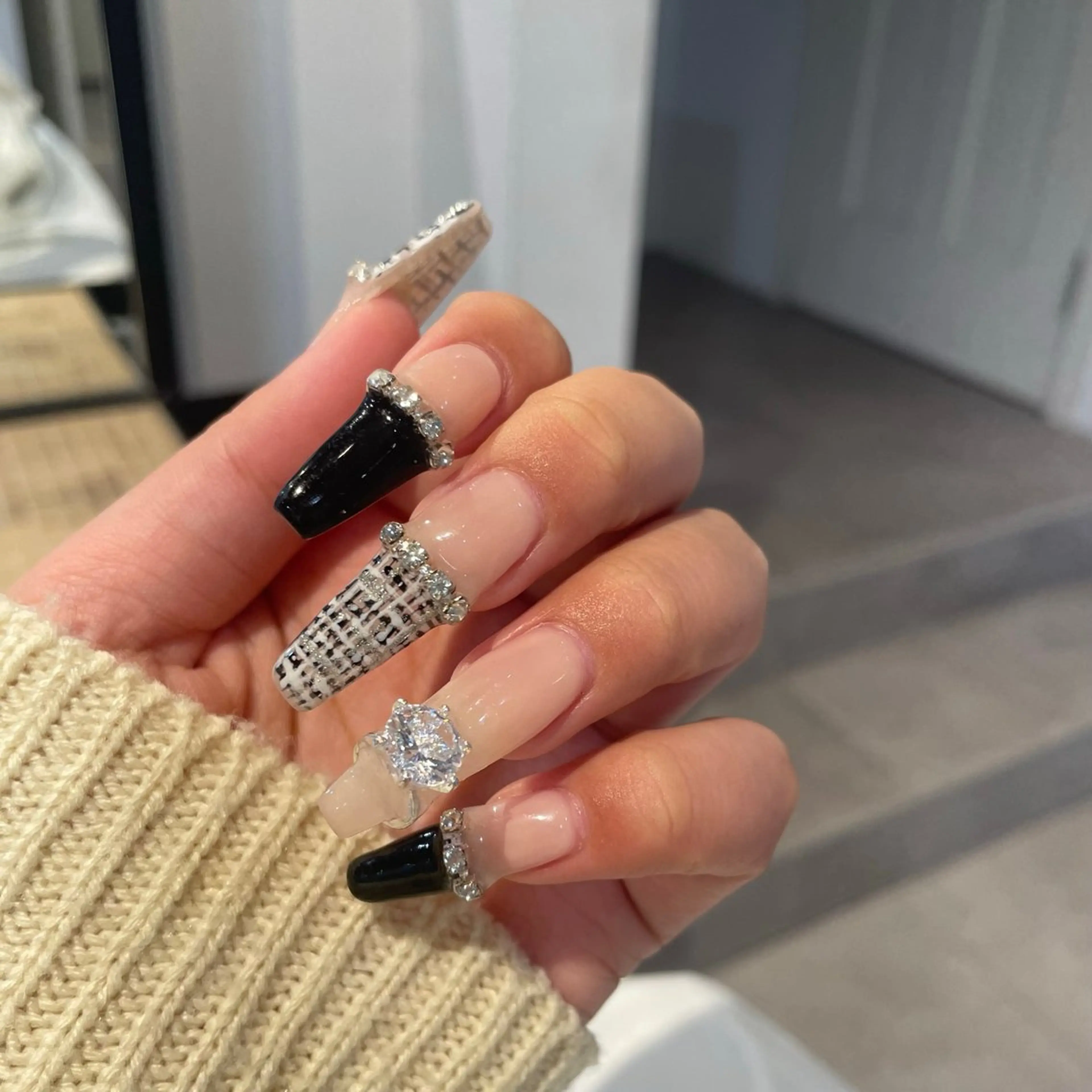 ネイル キラキラネイル ストーンネイル ツイードネイル Bianca 渡邉🫧のネイルデザイン