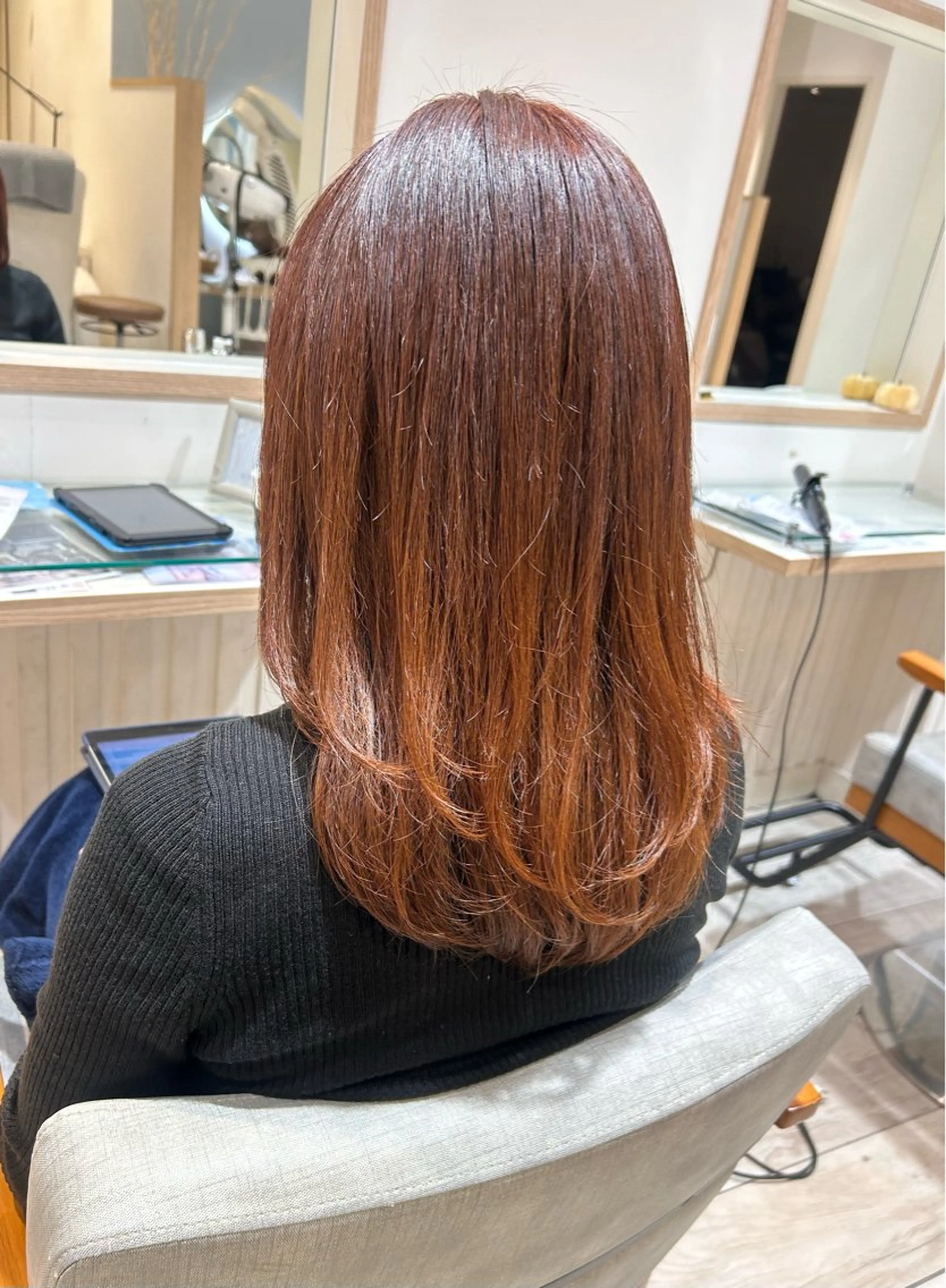 セミロング カラー ブラウンカラー オレンジ オレンジブラウン レイヤーカット カット ヘアカラー トリートメント 大川 夏実のヘアスタイル