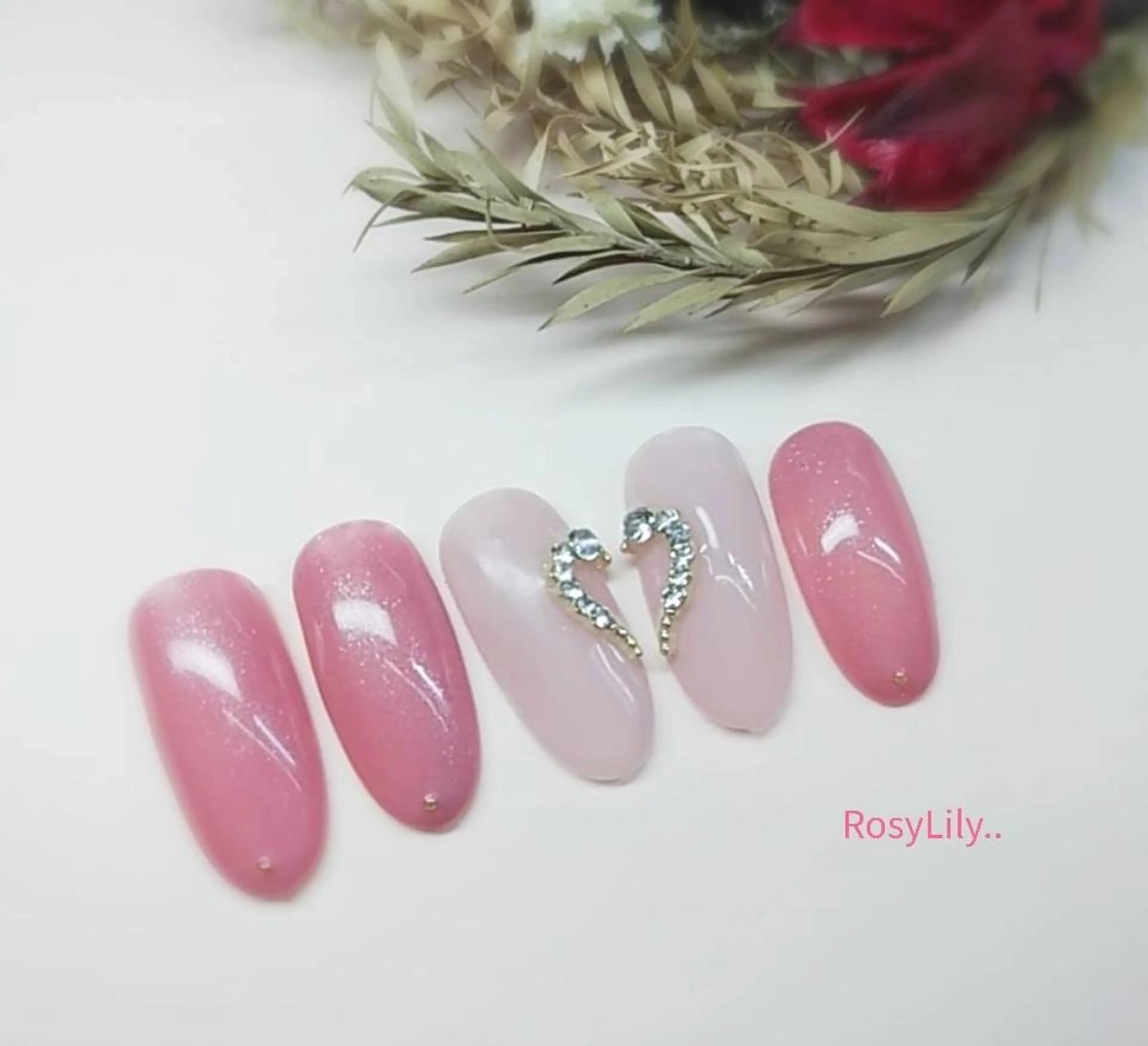 ネイル ハート ピンク ストーンネイル ハンドネイル ハンドケア プライベートサロン RosyLily所属・プライベートサロン Rosy Lilyのネイルデザイン