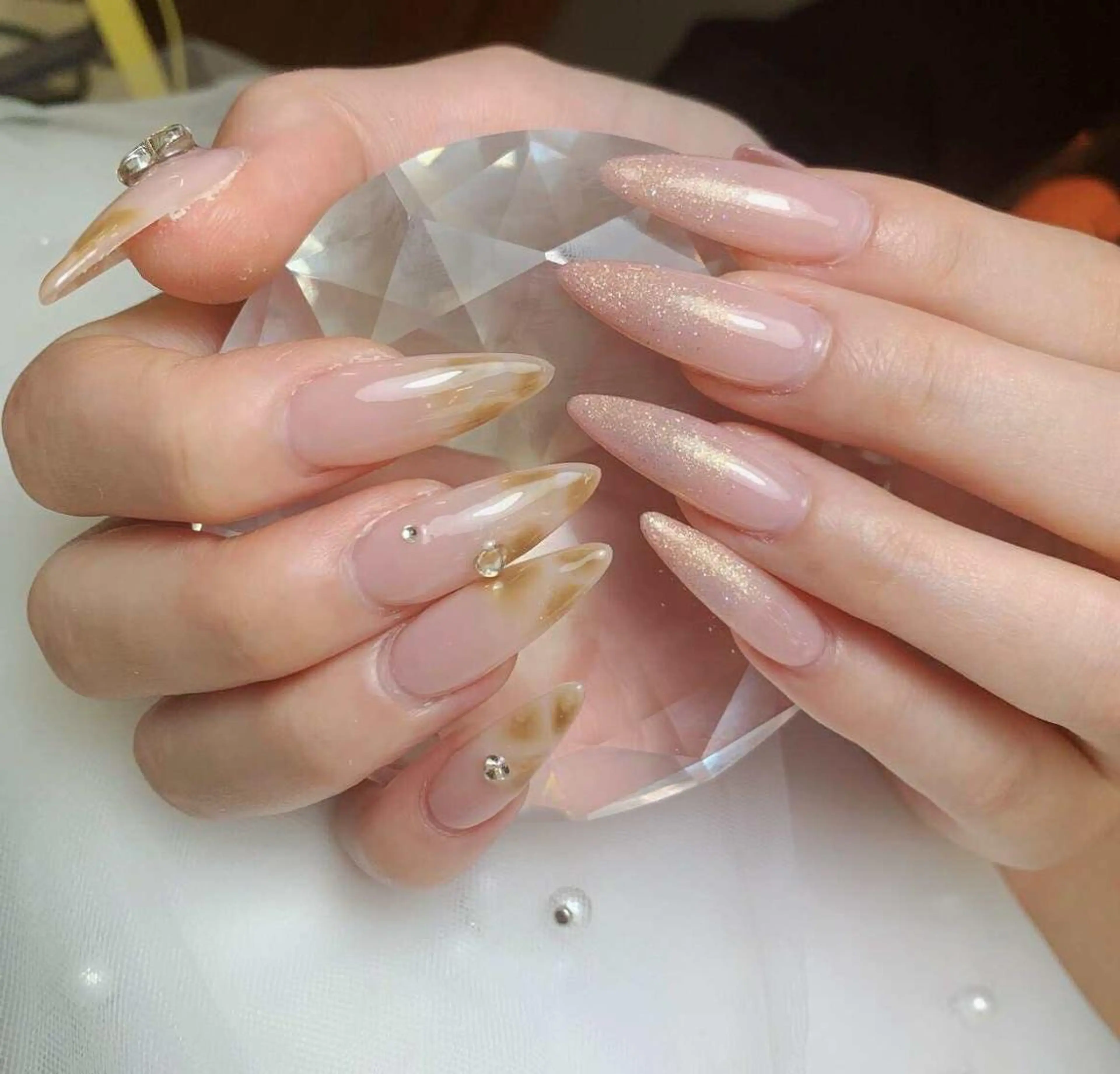 ネイル キラキラネイル ラメ(グリッター) 大理石ネイル(マーブル) ピンク ストーンネイル ハンドネイル ハンドケア ヒユ ビューティーのネイルデザイン