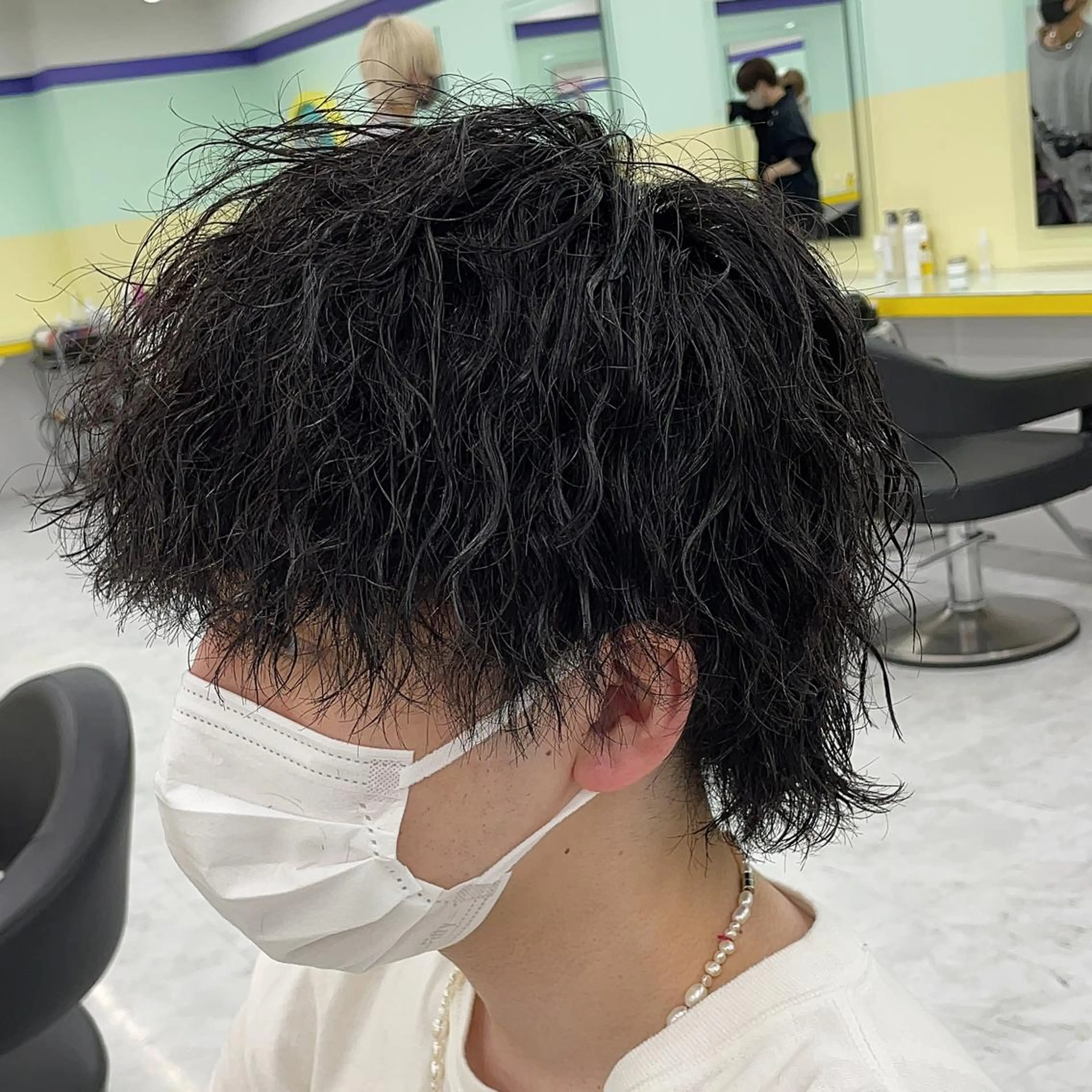 セミロング パーマ ヘアアレンジ メンズ メンズパーマ セミロングパーマ 顔まわりカット の達人のヘアスタイル
