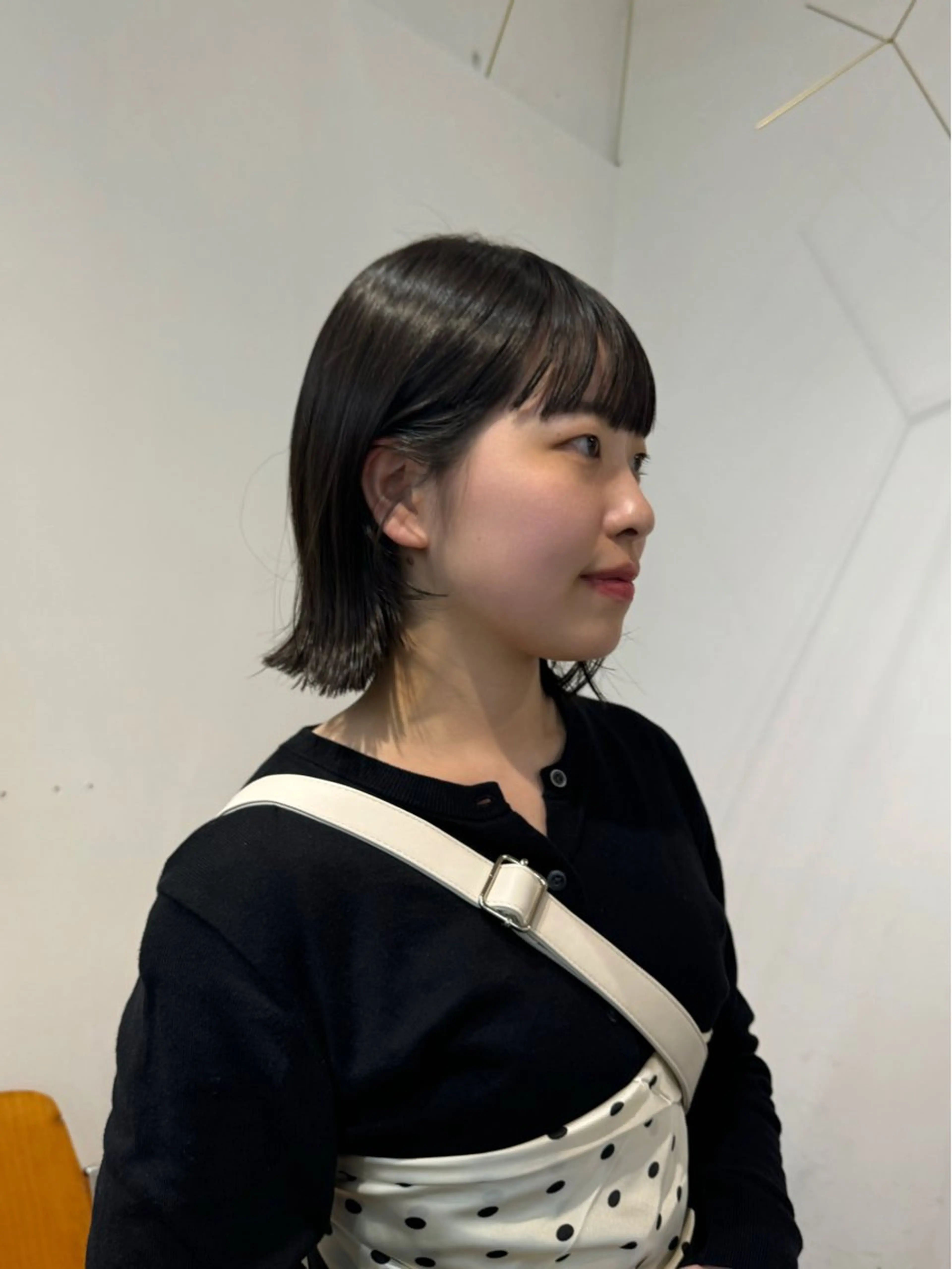 ミディアム 外ハネヘア ワイドバング カット 清水愛果/オリーブ カラー/透明感カラーのヘアスタイル