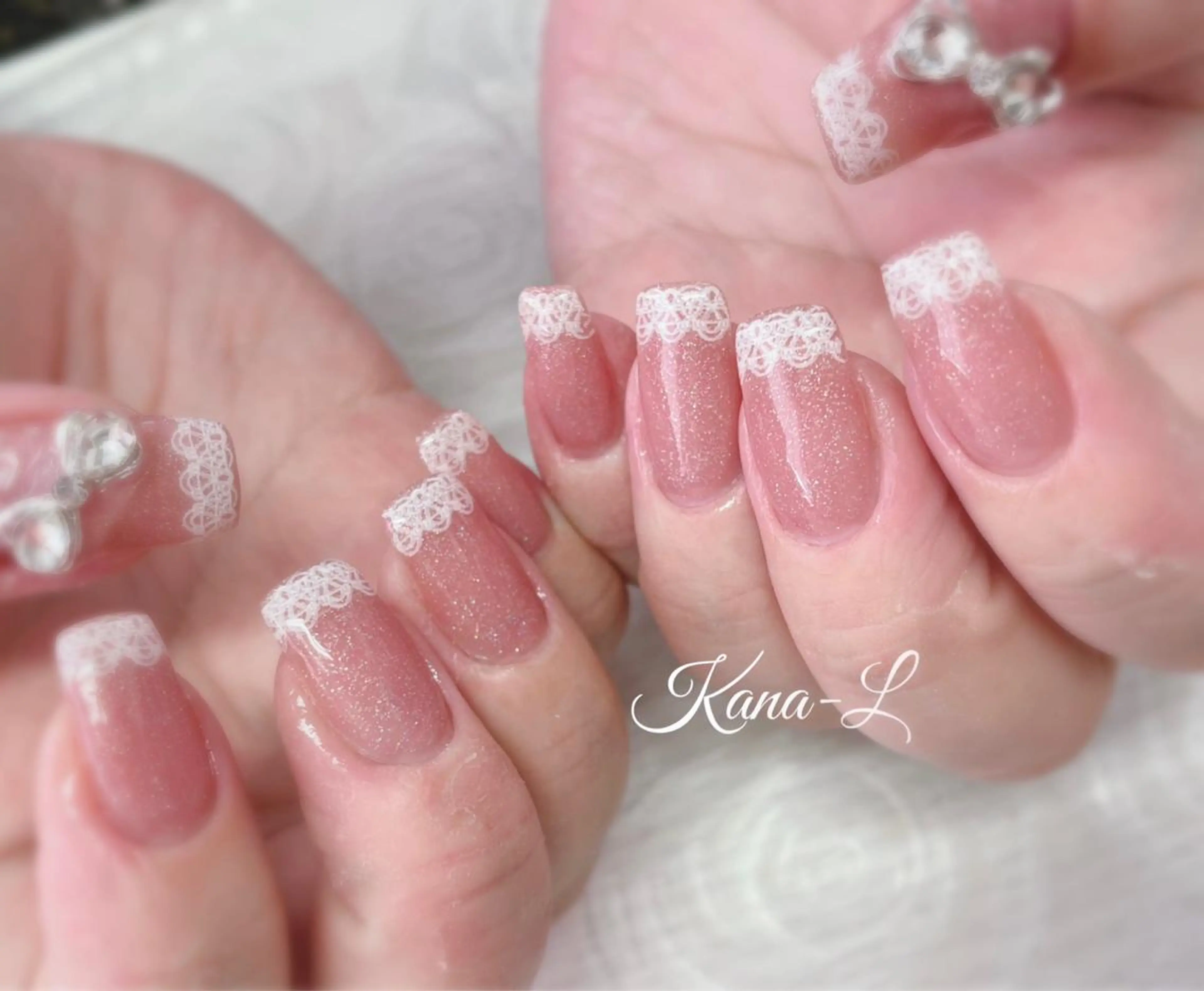 カラー ネイル キラキラネイル レース ラメ(グリッター) リボン 芦辺 香奈のネイルデザイン