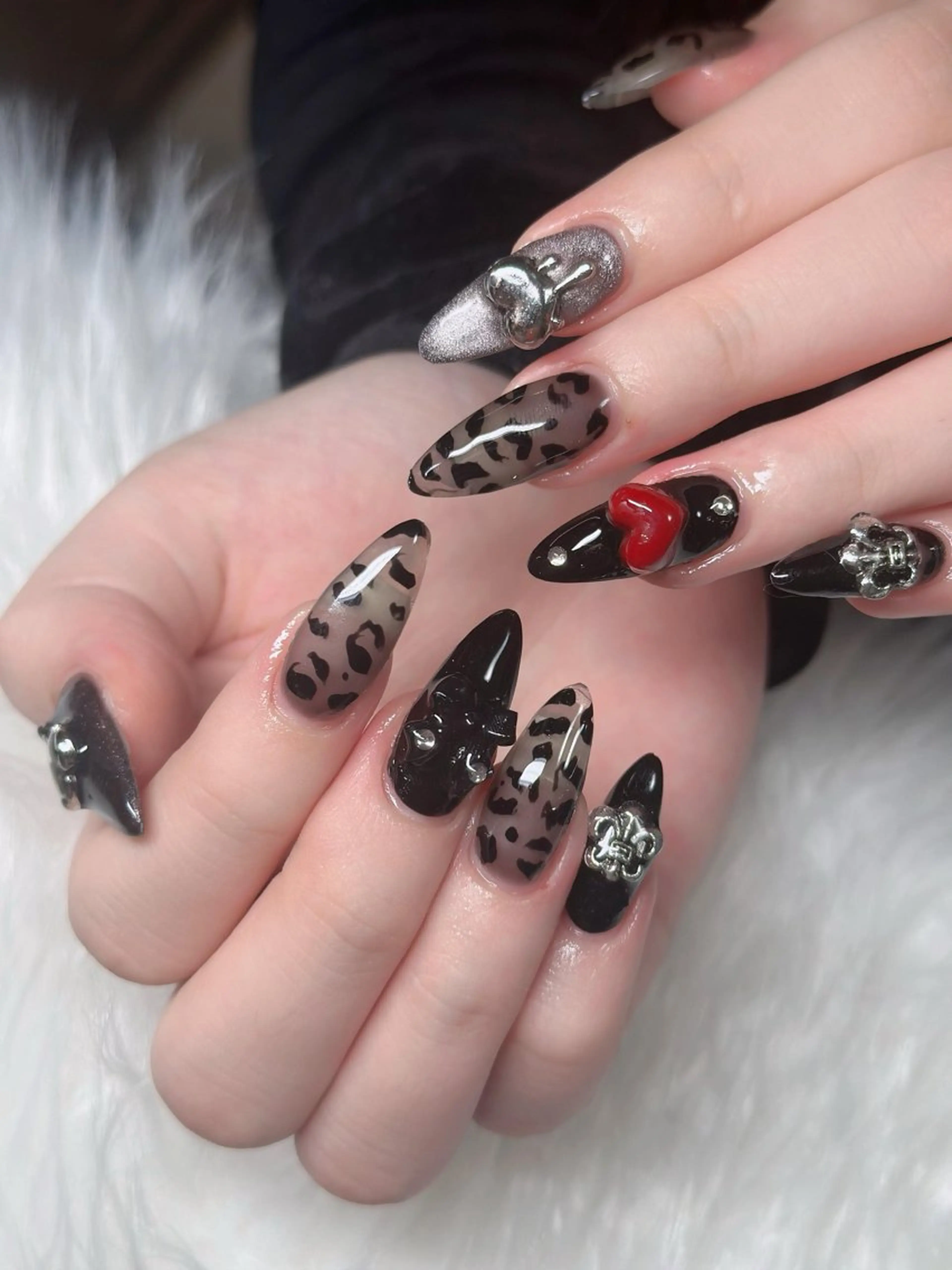 ネイル フレンチネイル ジェルネイル ガラスフレンチ ハロウィン ハート H.baby Nail Salonのネイルデザイン