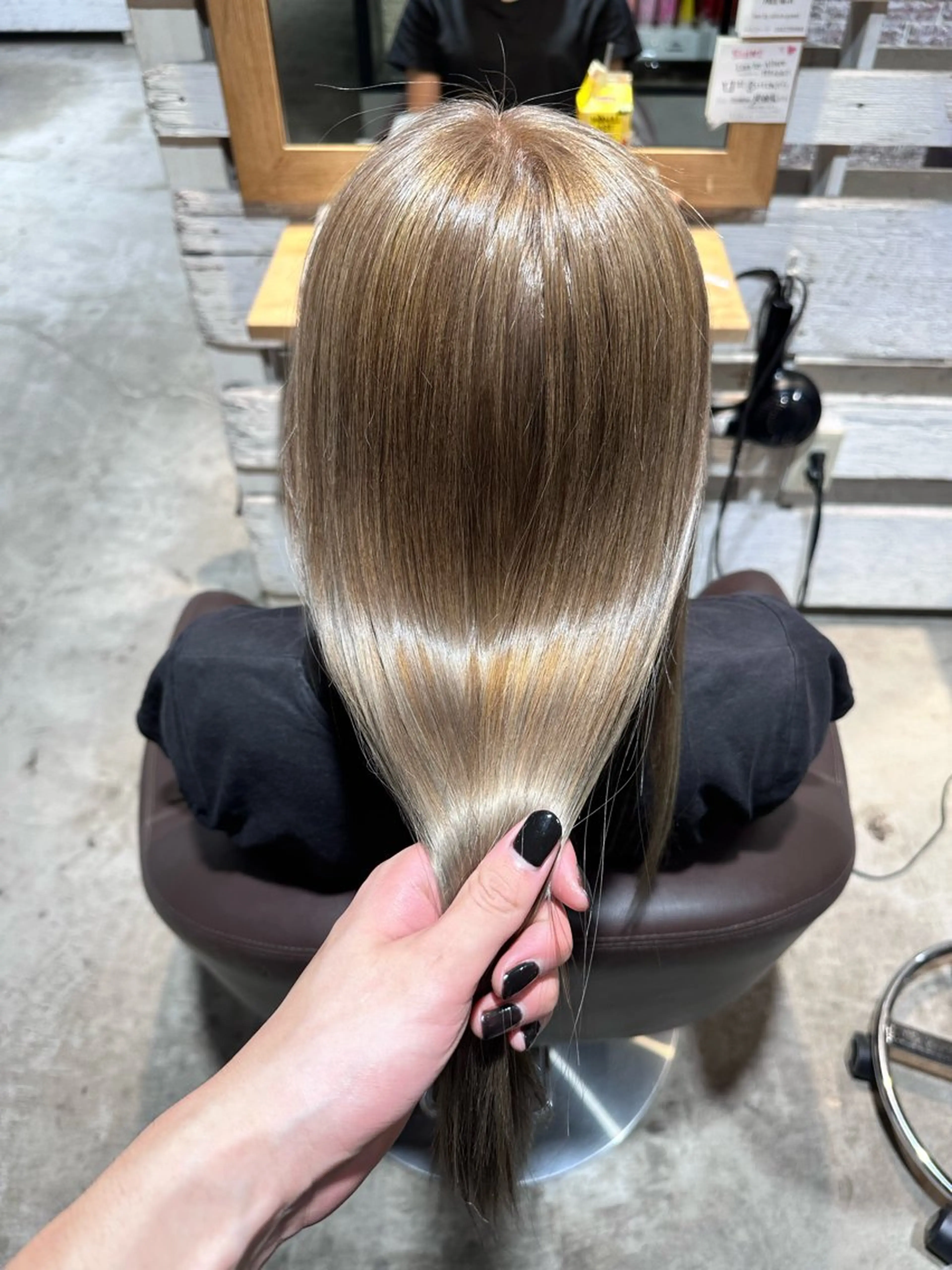 ロング カラー ベージュカラー シルバー リアンバイアリュール Misawaのヘアスタイル