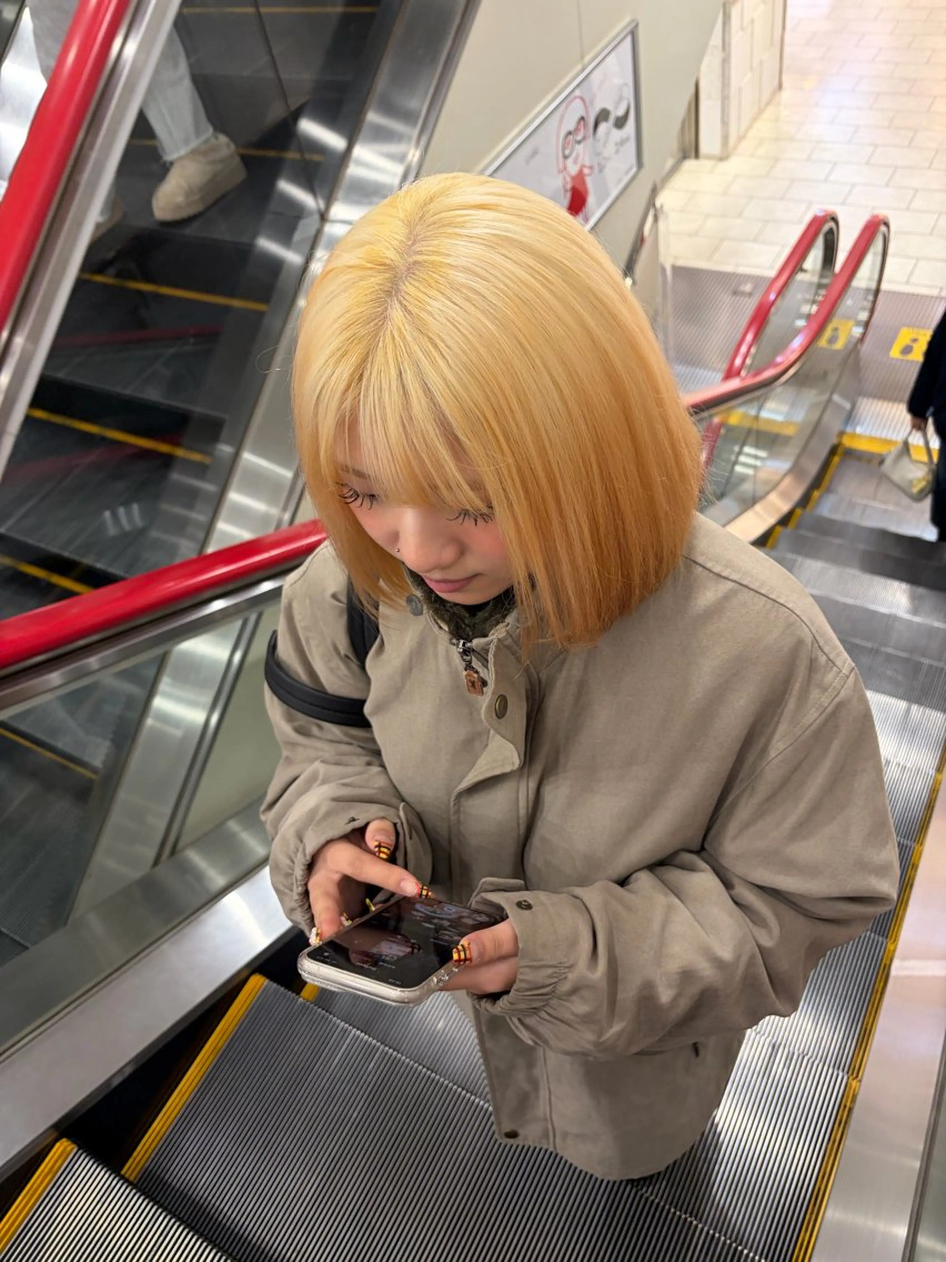 ミディアム カラー ヘアカラー 派手髪ハイトーン💛 ネイル💅まりなのヘアスタイル