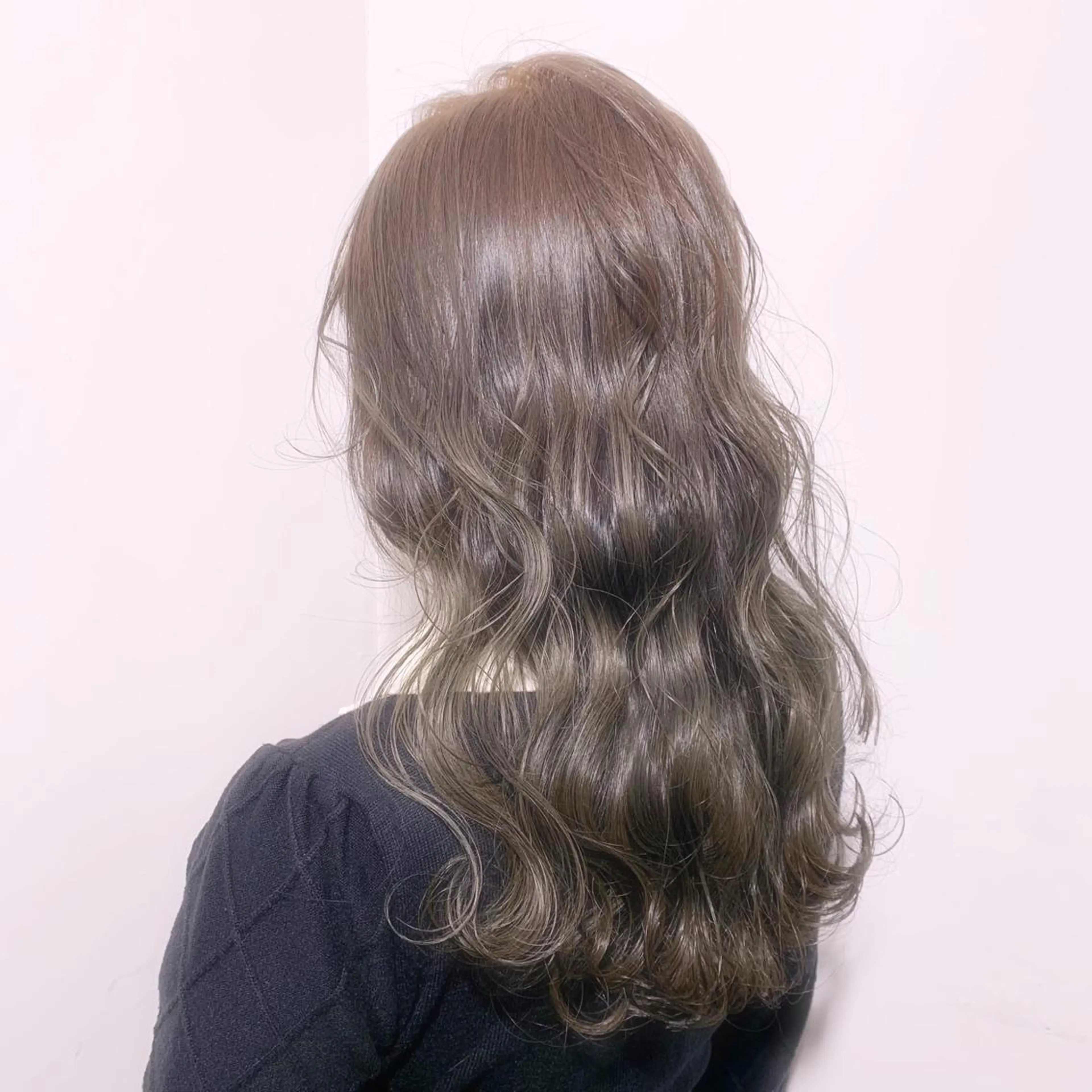 ロング カラー アディクシーカラー ベージュカラー 黒髪 ブリーチ ブルーカラー ヘアカラー トリートメント 藤澤 夏実/インナーカラーのヘアスタイル