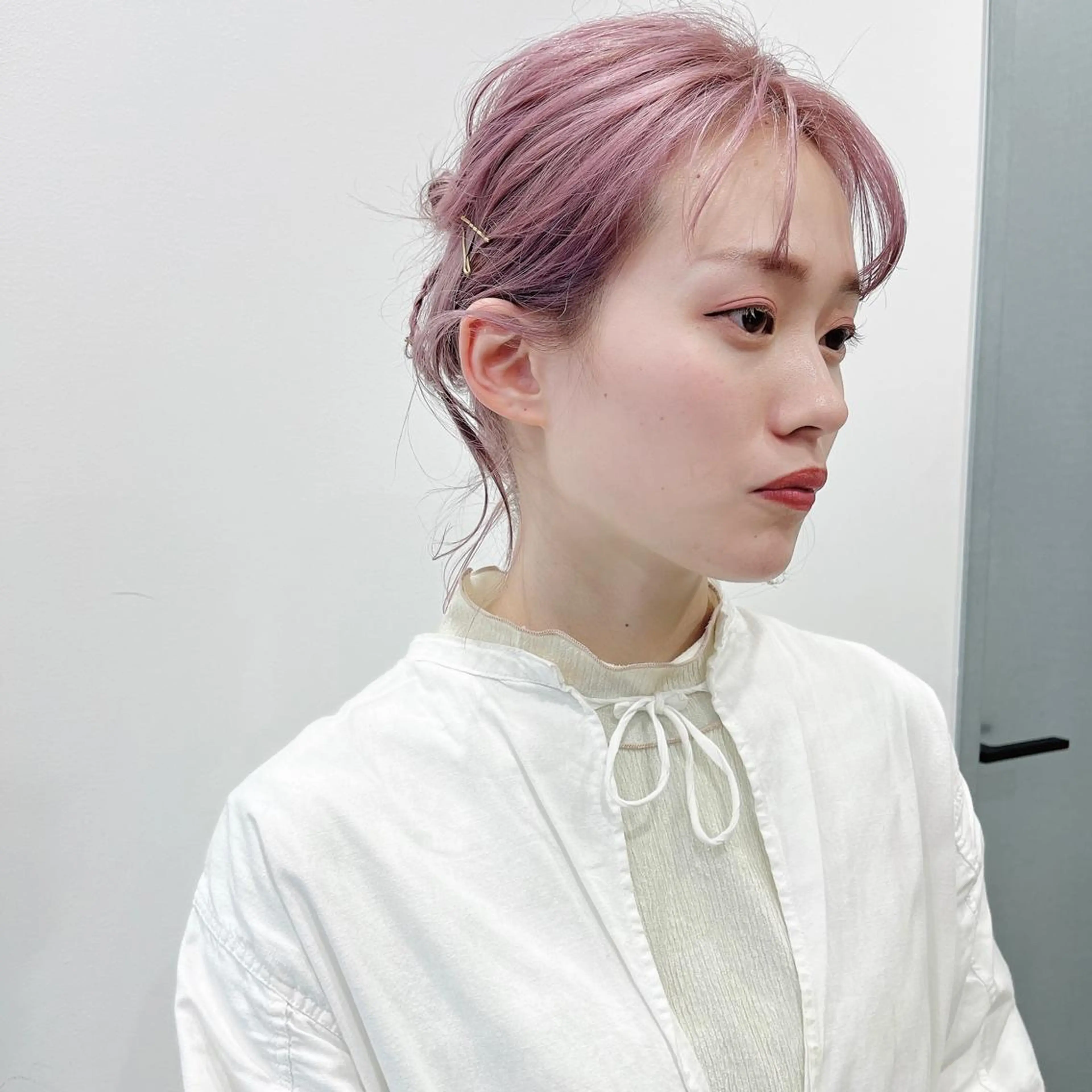 ミディアム カラー ヘアアレンジ ハイトーンカラー ラベンダーカラー ピンクカラー アラキチヒロ THE REMMYのヘアスタイル