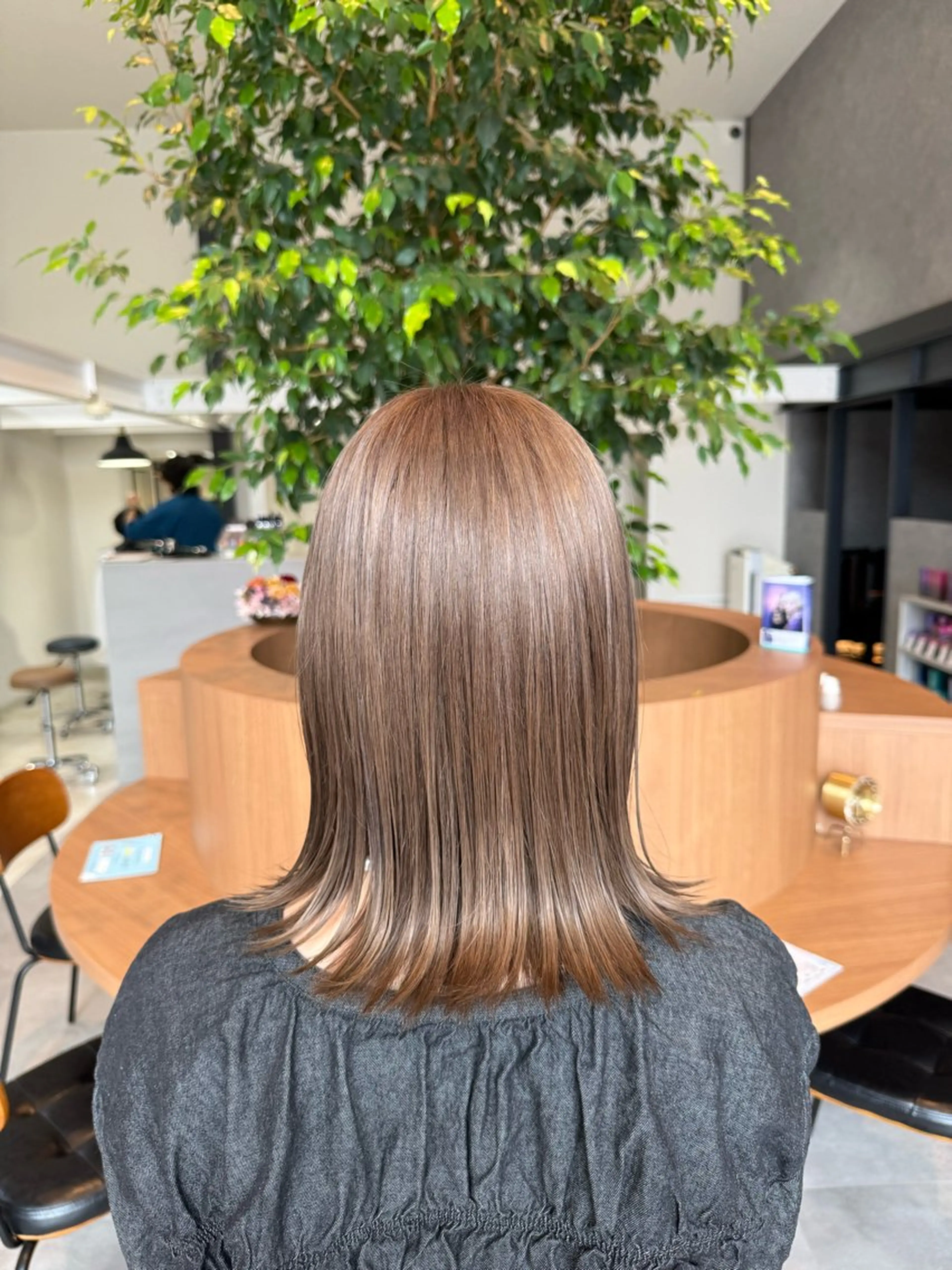 ミディアム カラー ベージュカラー ブリーチ ミルクティーベージュ カット ヘアカラー ayaka |トレンドヘアのヘアスタイル