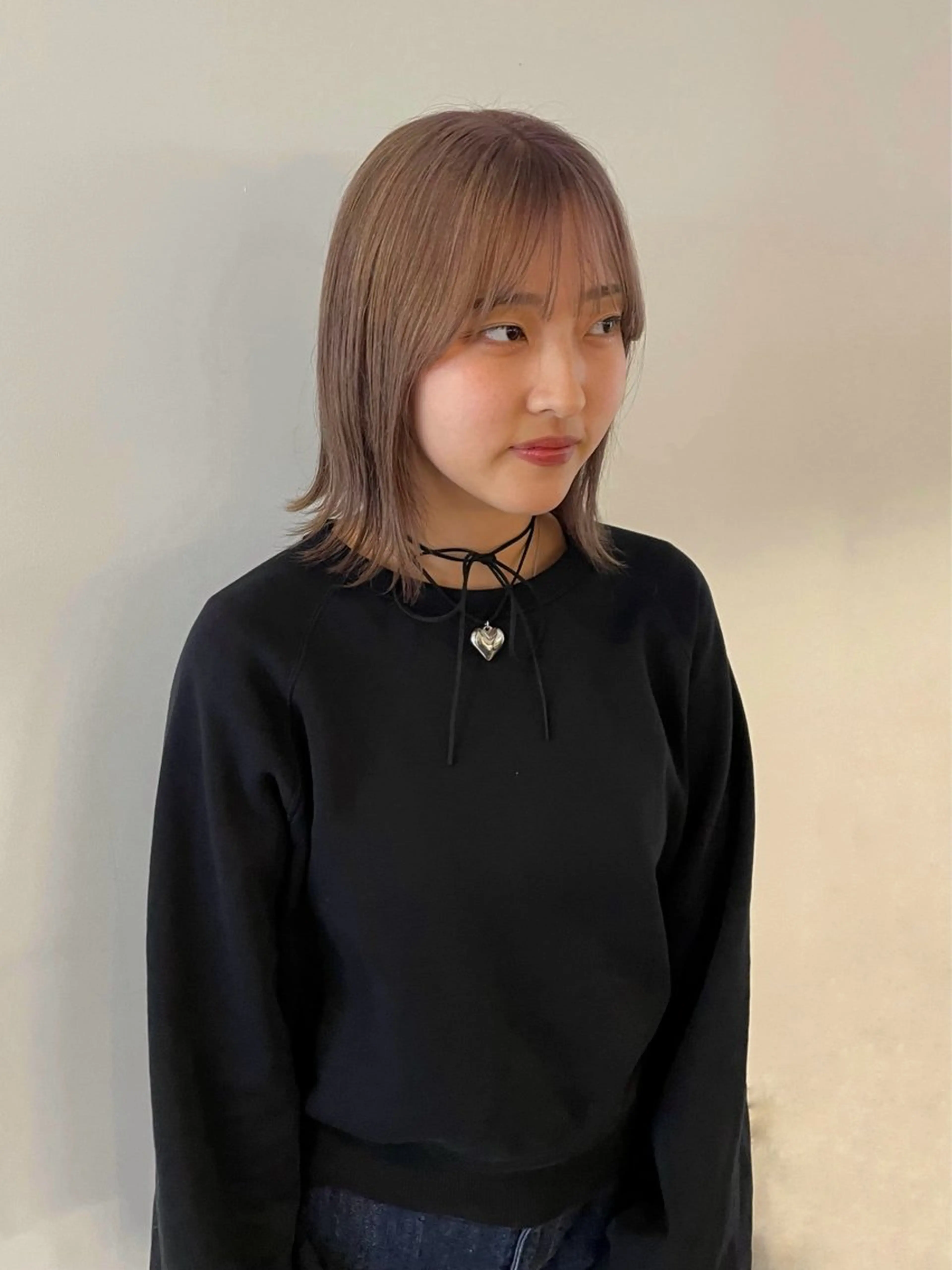 ショート カラー ベージュカラー ブリーチ ケアブリーチ 透明感カラー ハイトーンカラー nonoka オリーブ/グレージュのヘアスタイル