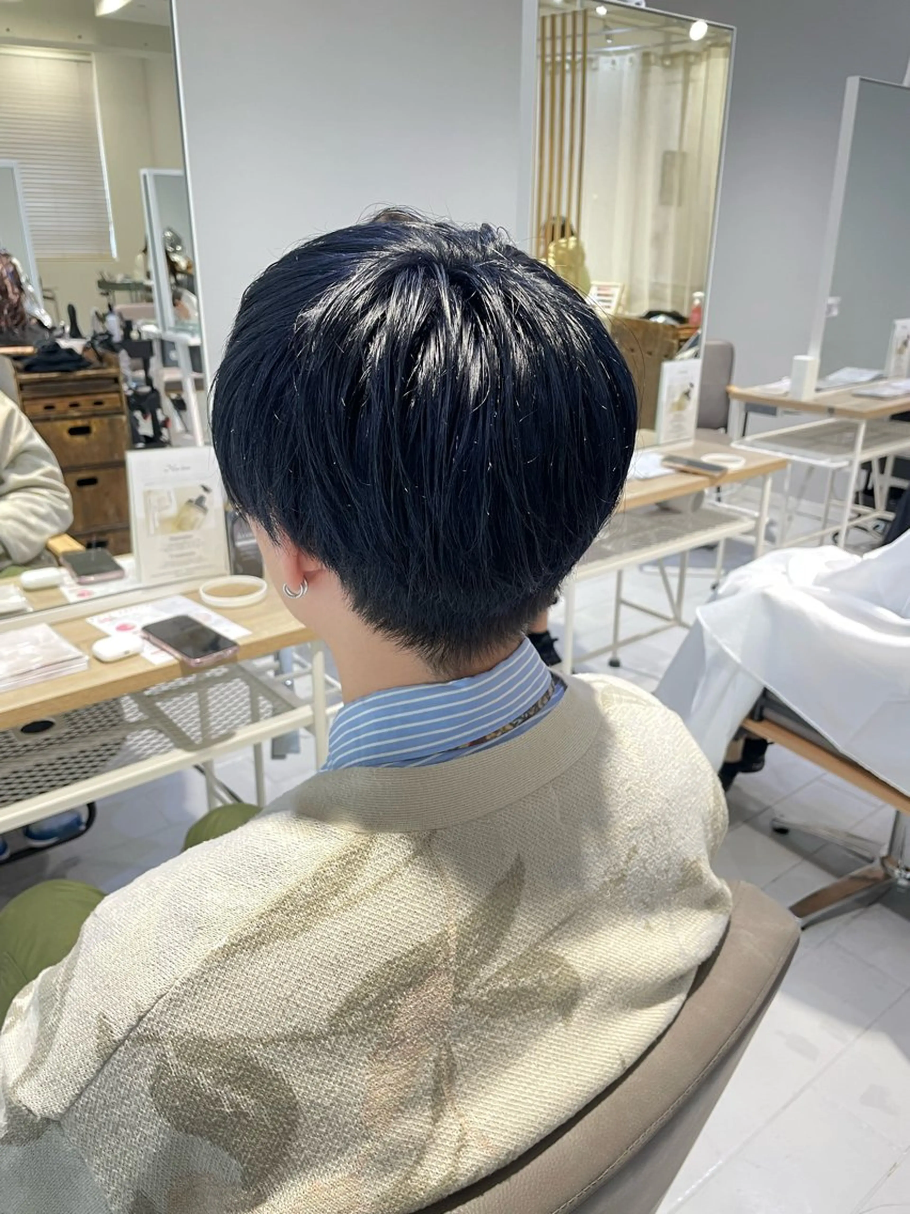 カラー メンズ メンズブリーチ 黒髪 ブリーチ ブルーカラー ブルーブラック clan en所属・clan .のヘアスタイル