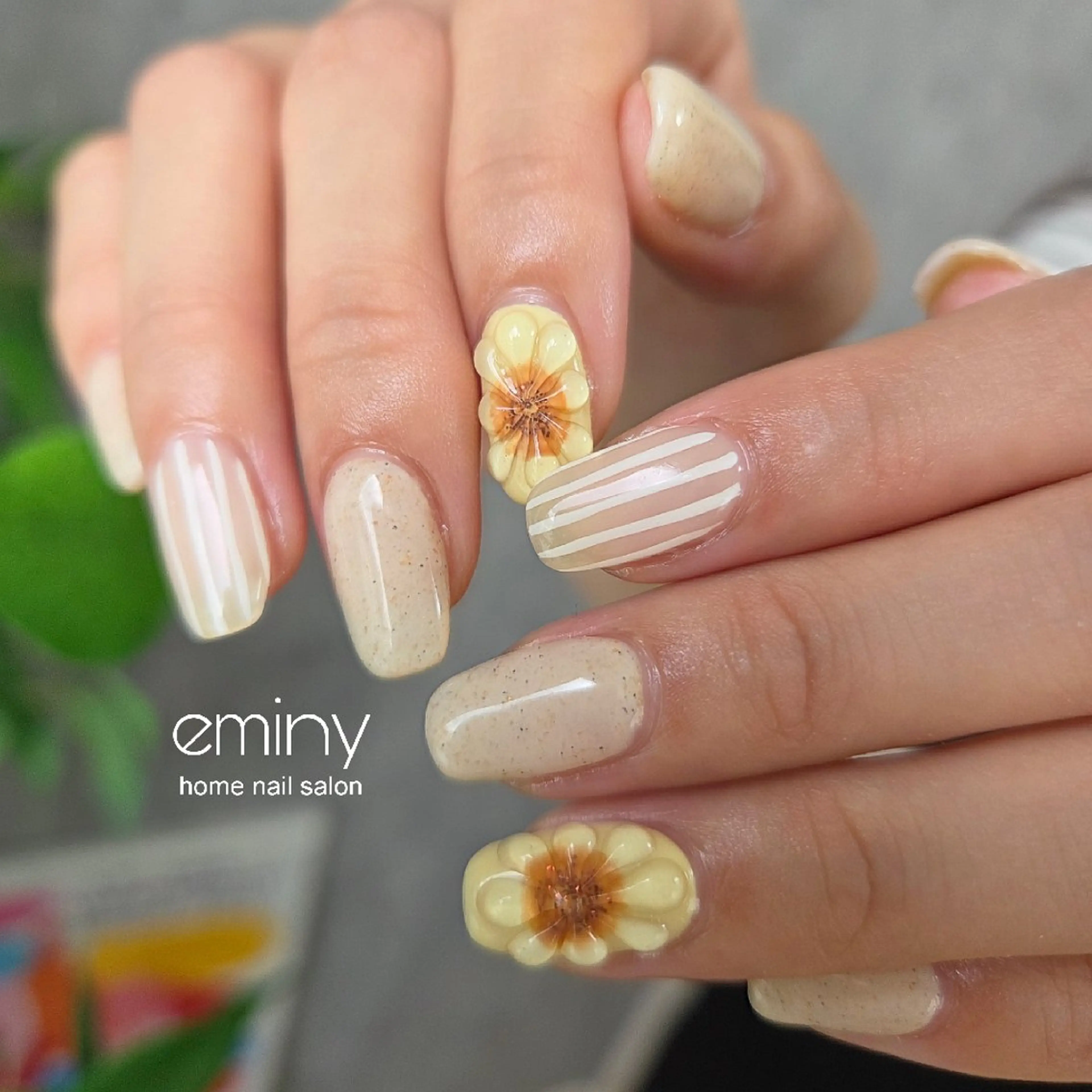 ネイル ジェルネイル ぷっくりネイル 夏ネイル 黄色 ハンドネイル nail salon  eminyのネイルデザイン