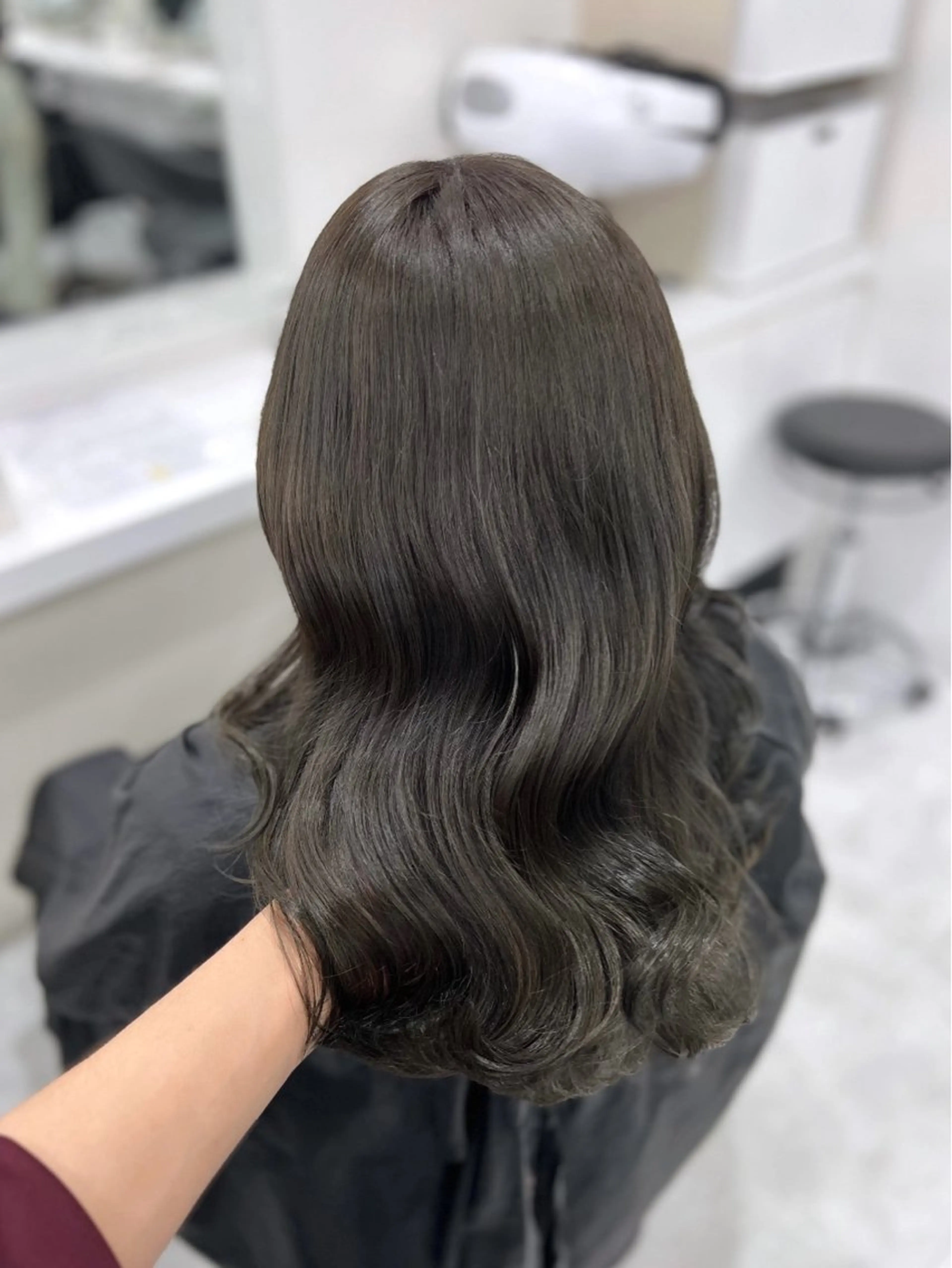セミロング カラー オリーブカラー🫒 レイヤーカット✂︎のヘアスタイル