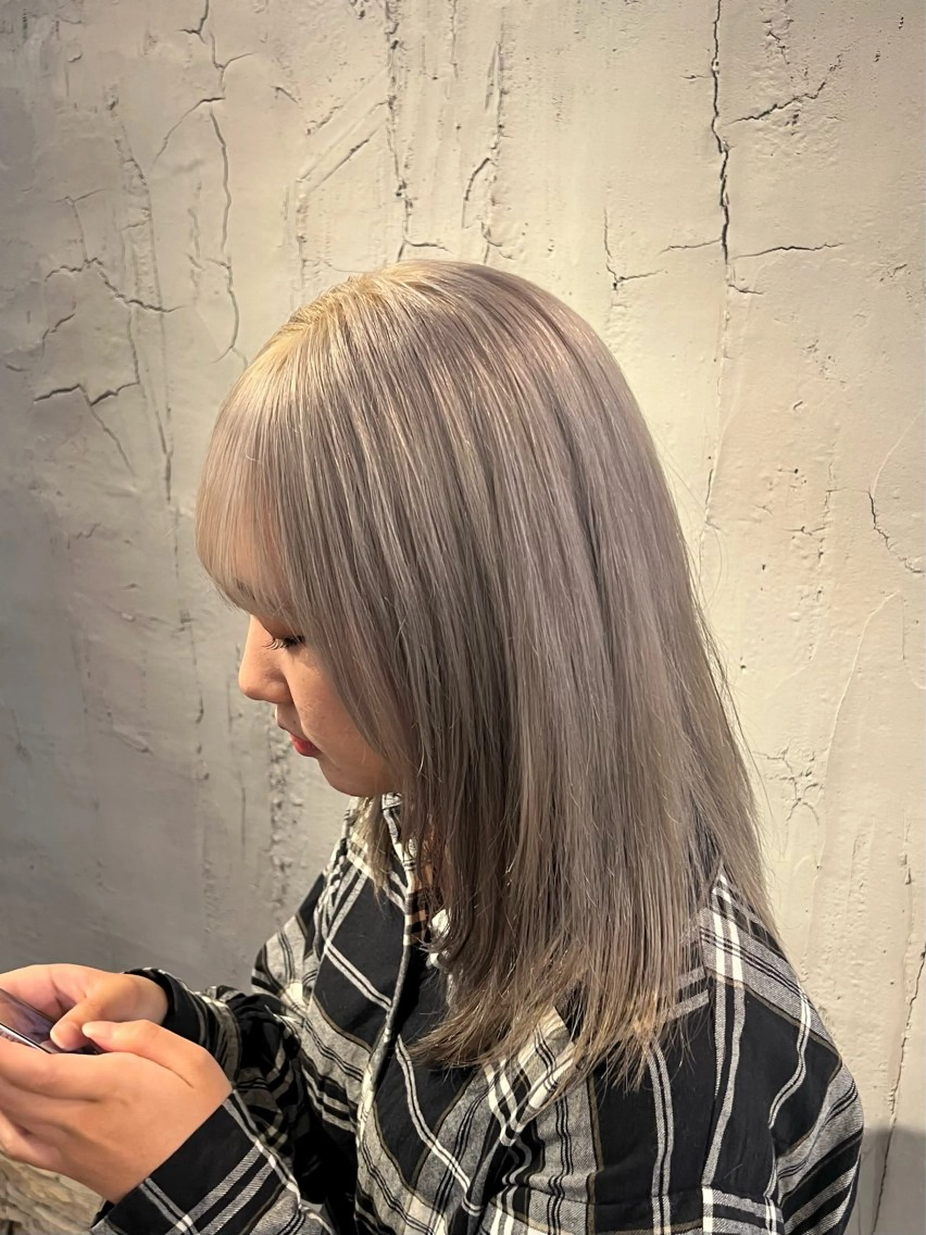 ミディアム カラー ブリーチ ブロンド シルバー ホワイトシルバー カット ヘアカラー トリートメント いぐちしょうた🫧 VISAGEbaskのヘアスタイル