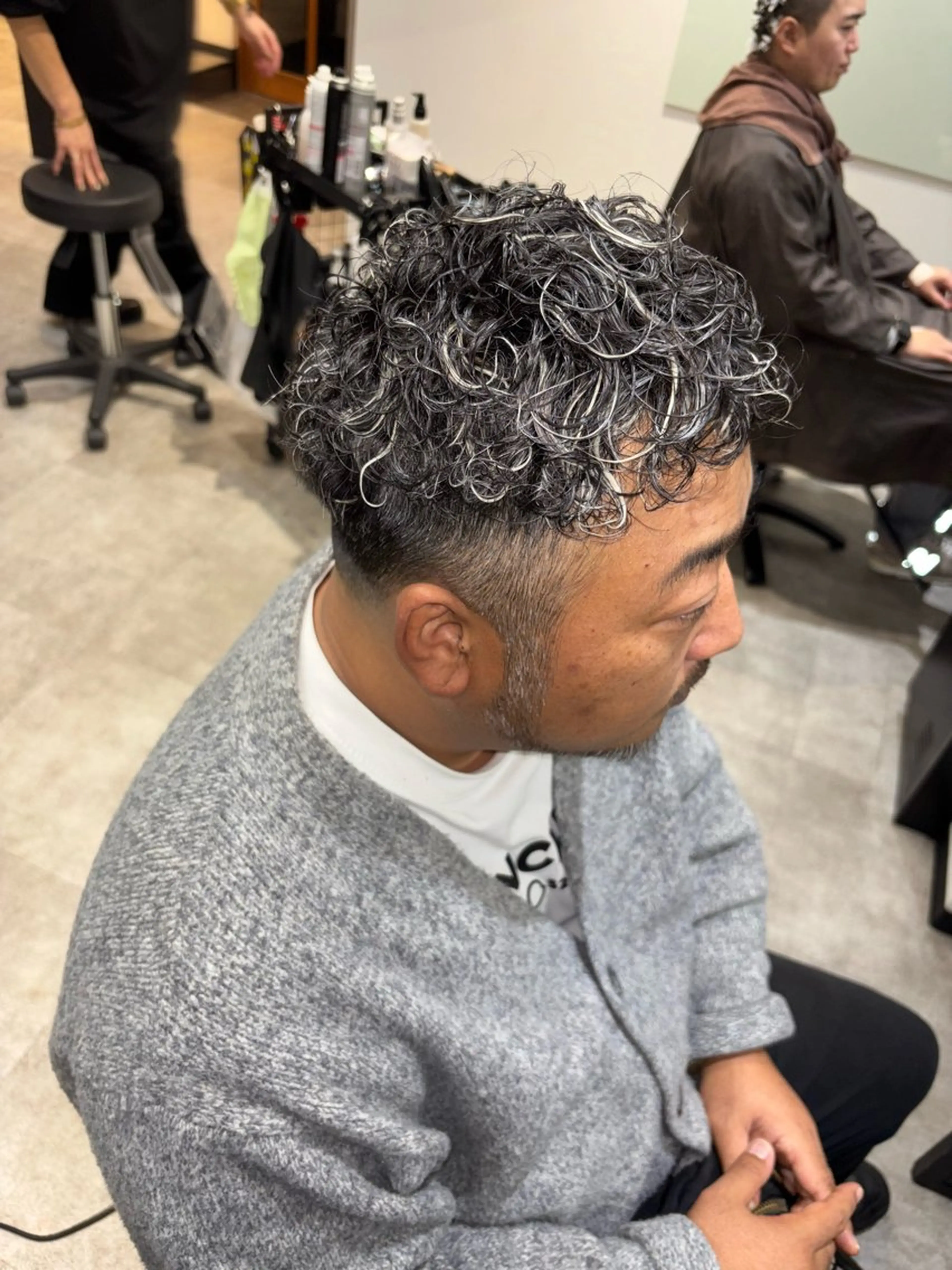 ミディアム カラー パーマ メンズ ミディアムパーマ メンズハイライト メンズパーマ ハイライトカラー ハイライト カット ヘアカラー トリートメント LOG/所属・なりたいを叶えます！ 出口 紗依のヘアスタイル