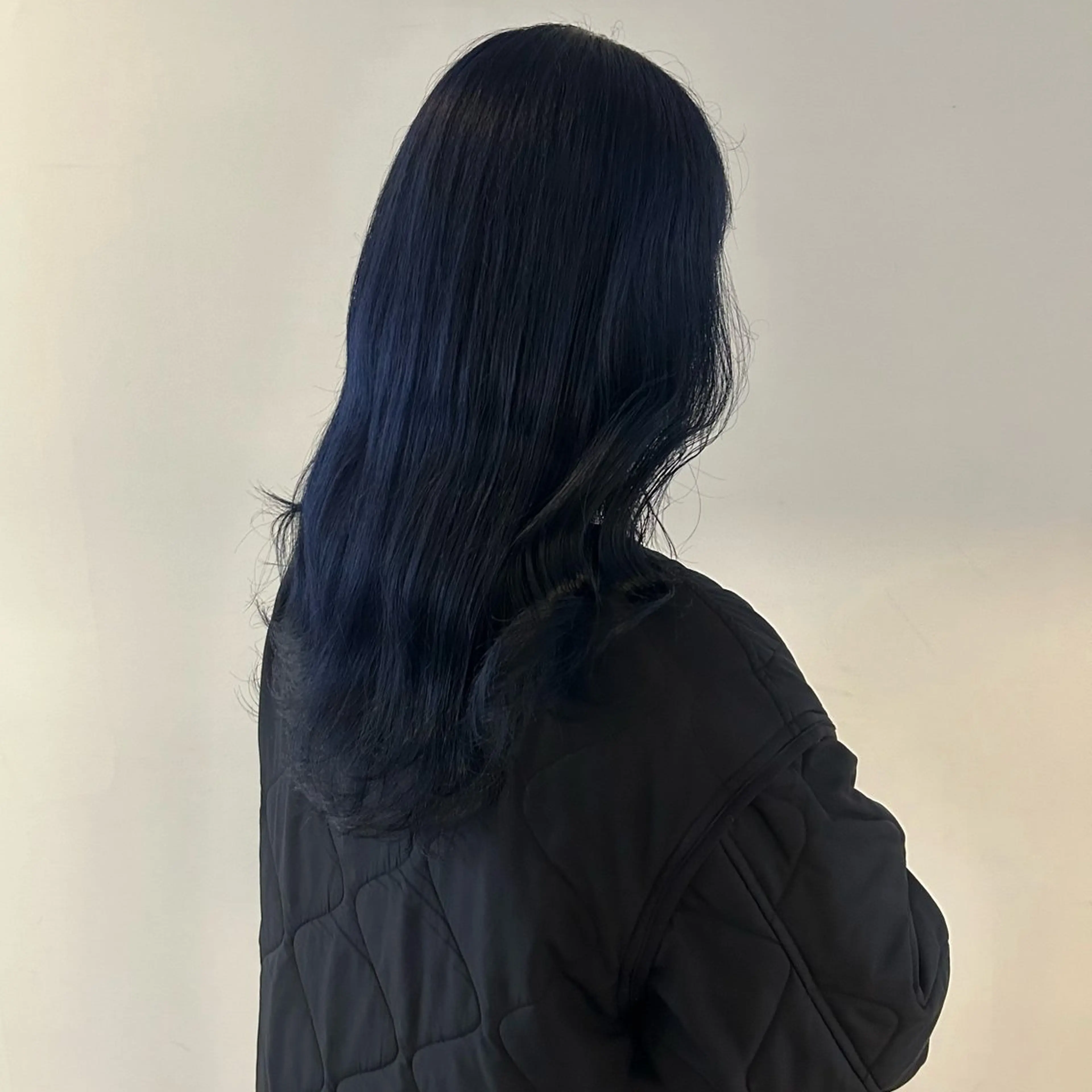 ロング カラー 黒髪 ブリーチ ブルーカラー ブルーブラック 透明感カラー nonoka オリーブ/グレージュのヘアスタイル