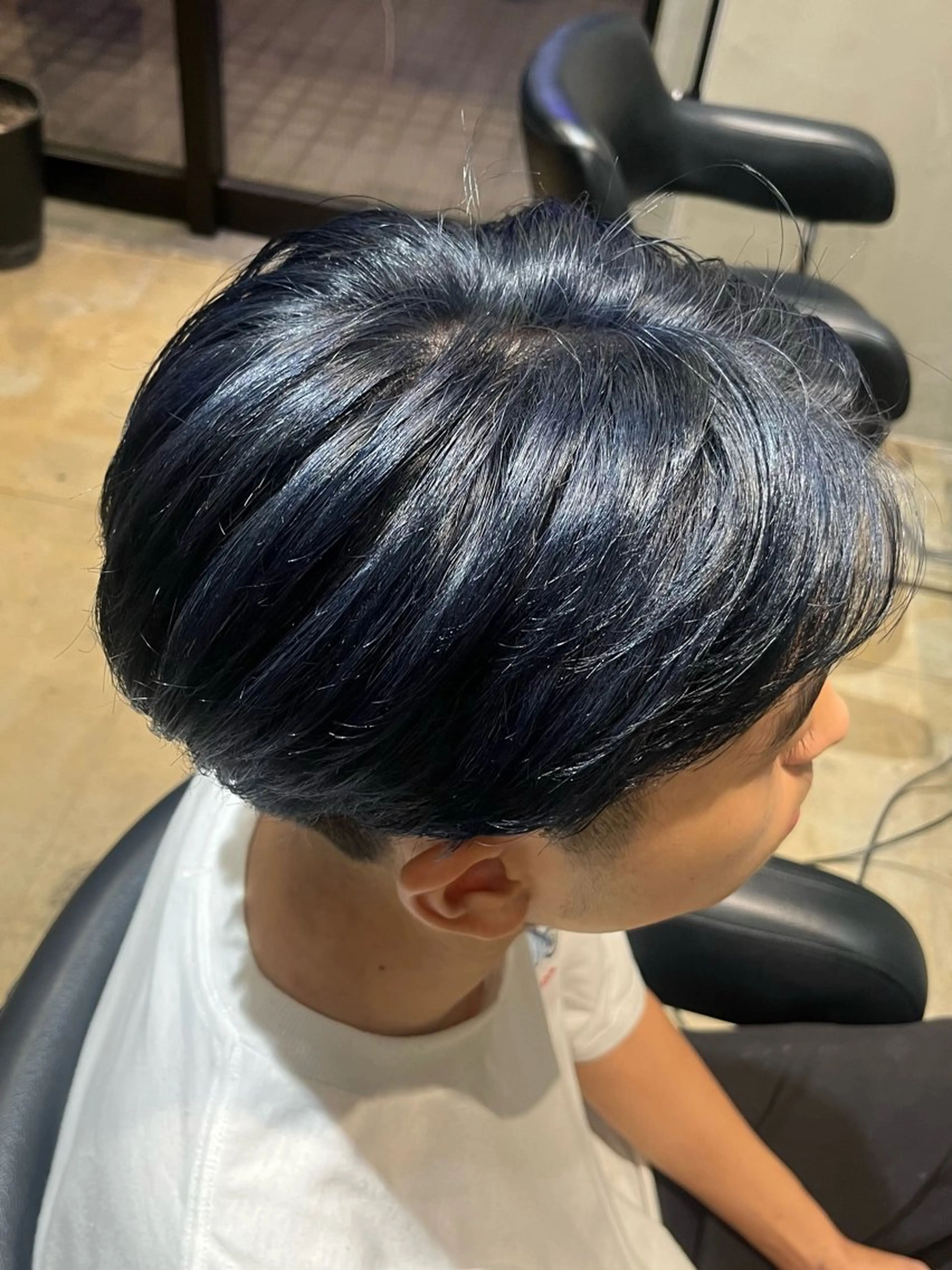 ショート カラー メンズ 黒髪 ブルーカラー ブルーブラック ヘアカラー みわ/博多 ブリーチ/メンズヘアのヘアスタイル