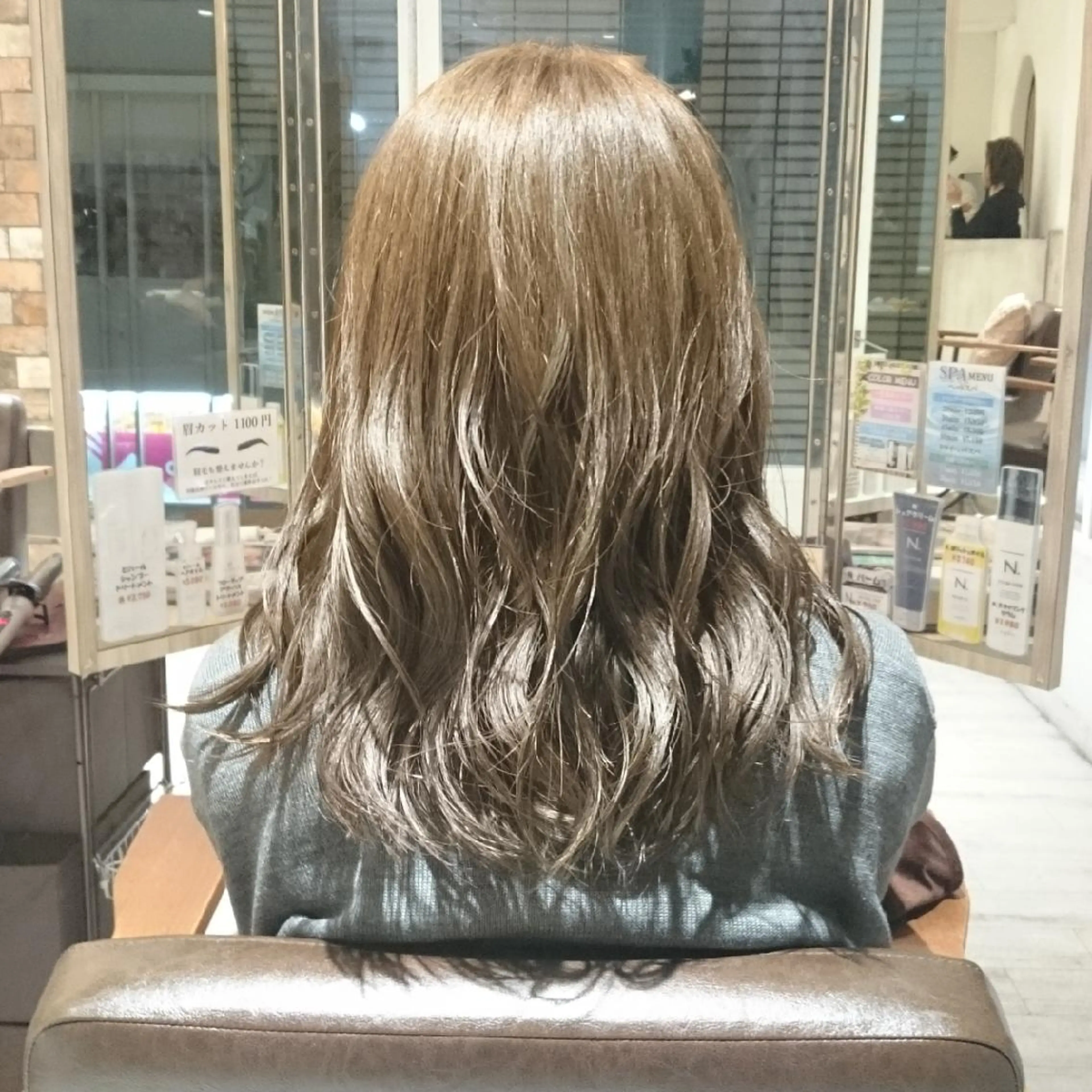 セミロング カラー ヘアアレンジ アッシュ ベージュカラー ハイライトカラー ハイライト E Komo hair所属・Wow❕E Komo hair 永井一輝のヘアスタイル