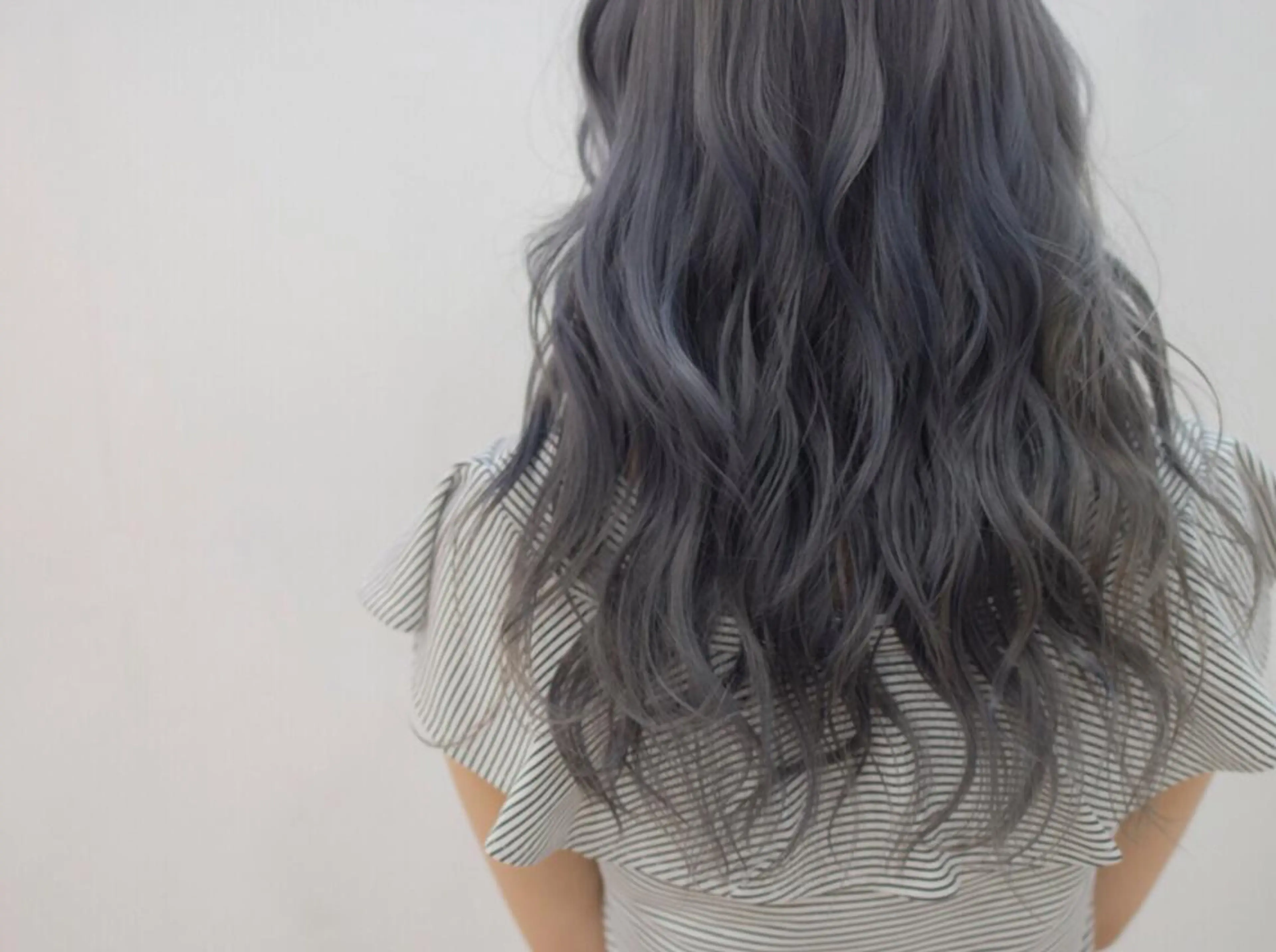 セミロング カラー ヘアアレンジ ブリーチ ブルーカラー ブルージュ 透明感カラー 外国人風カラー FÜRSTIN所属・西村髪質改善 ブリーチ縮毛矯正のヘアスタイル