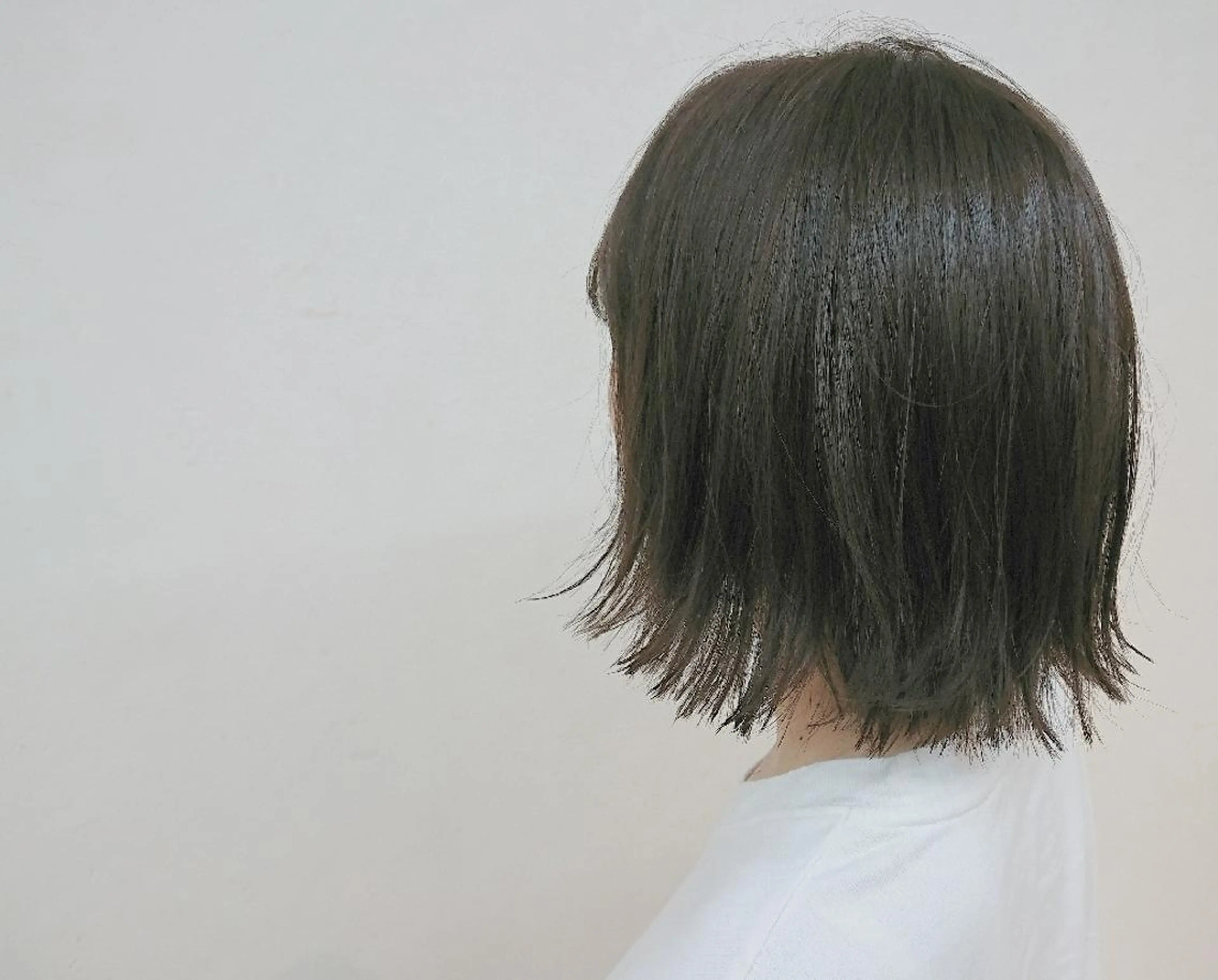 ショート カラー アッシュ 透明感ハイライト◎ 伊藤夏海のヘアスタイル