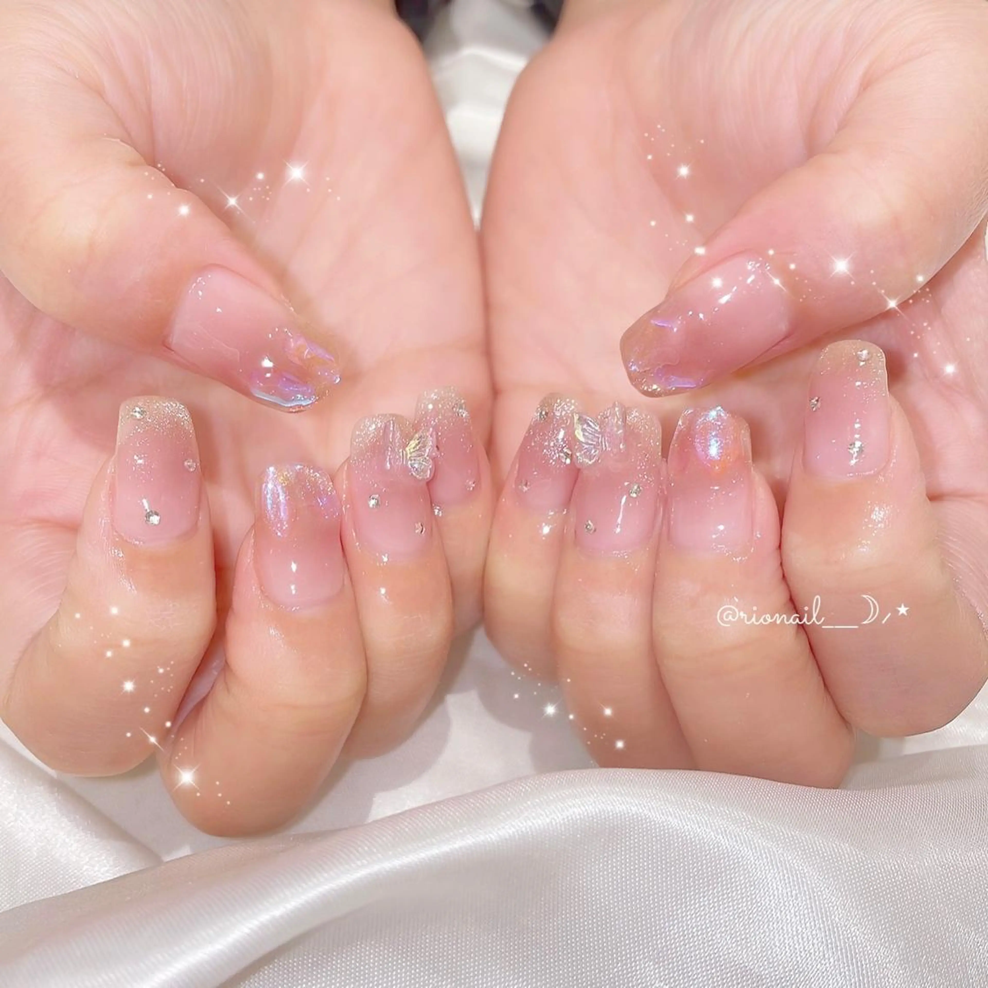 ネイル 𝘙𝘪𝘰𝘯𝘢 ...🕯🤍のネイルデザイン