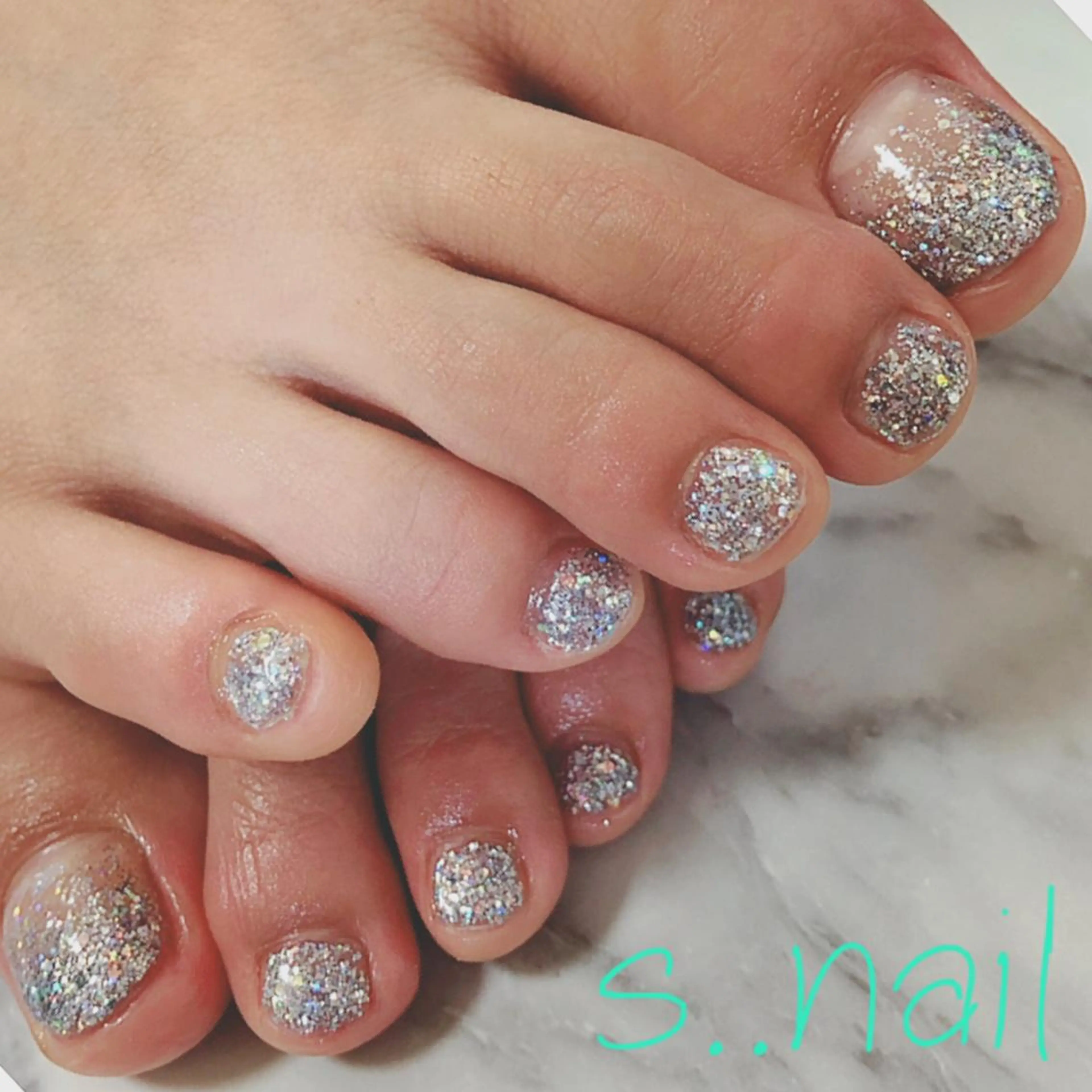 ネイル オーロラネイル フットネイル キラキラネイル ラメ(グリッター) シルバー s..nail / MORITAのネイルデザイン