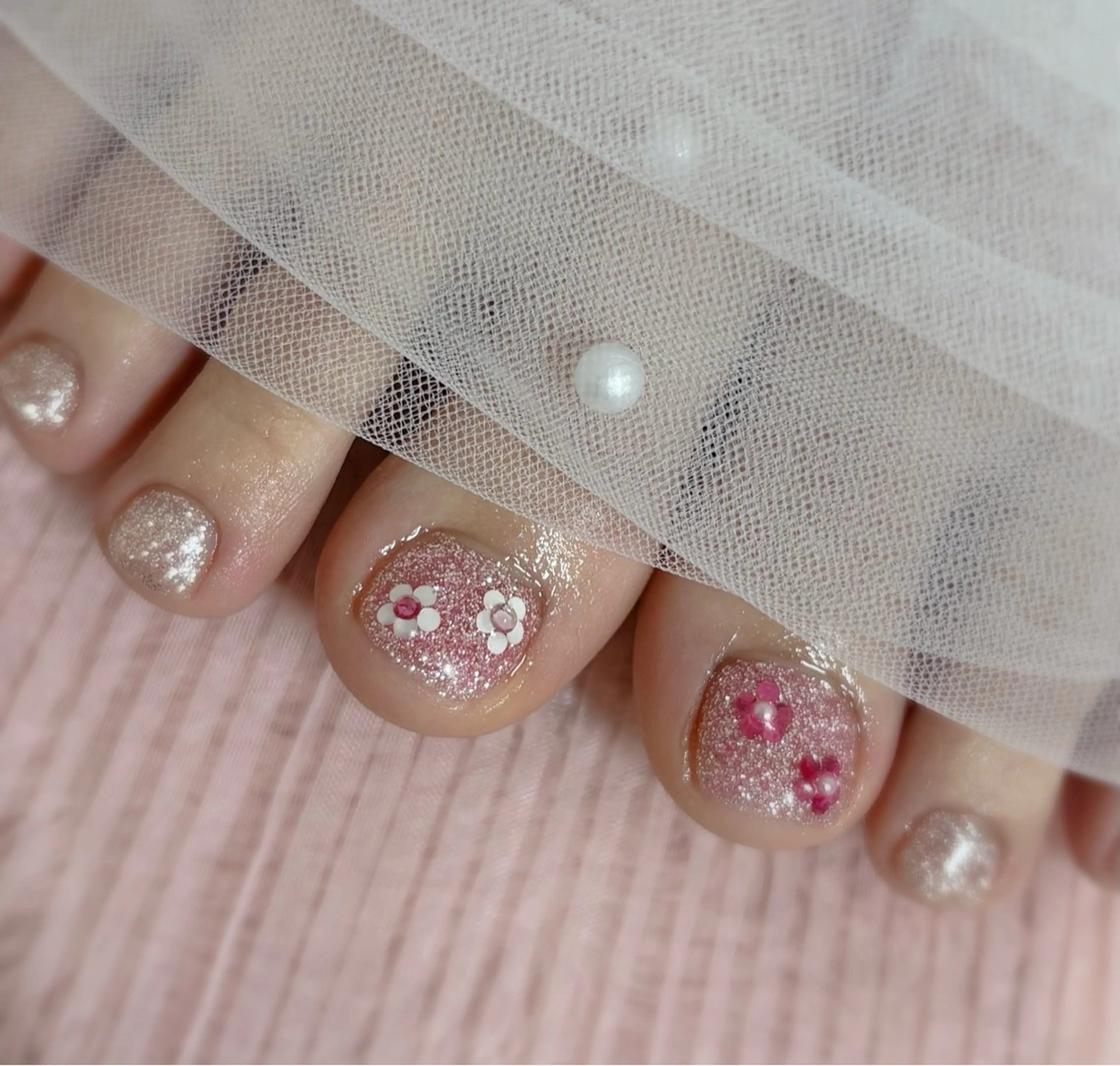 ネイル フラッシュネイル フットネイル キラキラネイル ピンク 春ネイル フットネイル Nail Salon RiLion所属・kaho  🧸🎀 RiLionのネイルデザイン