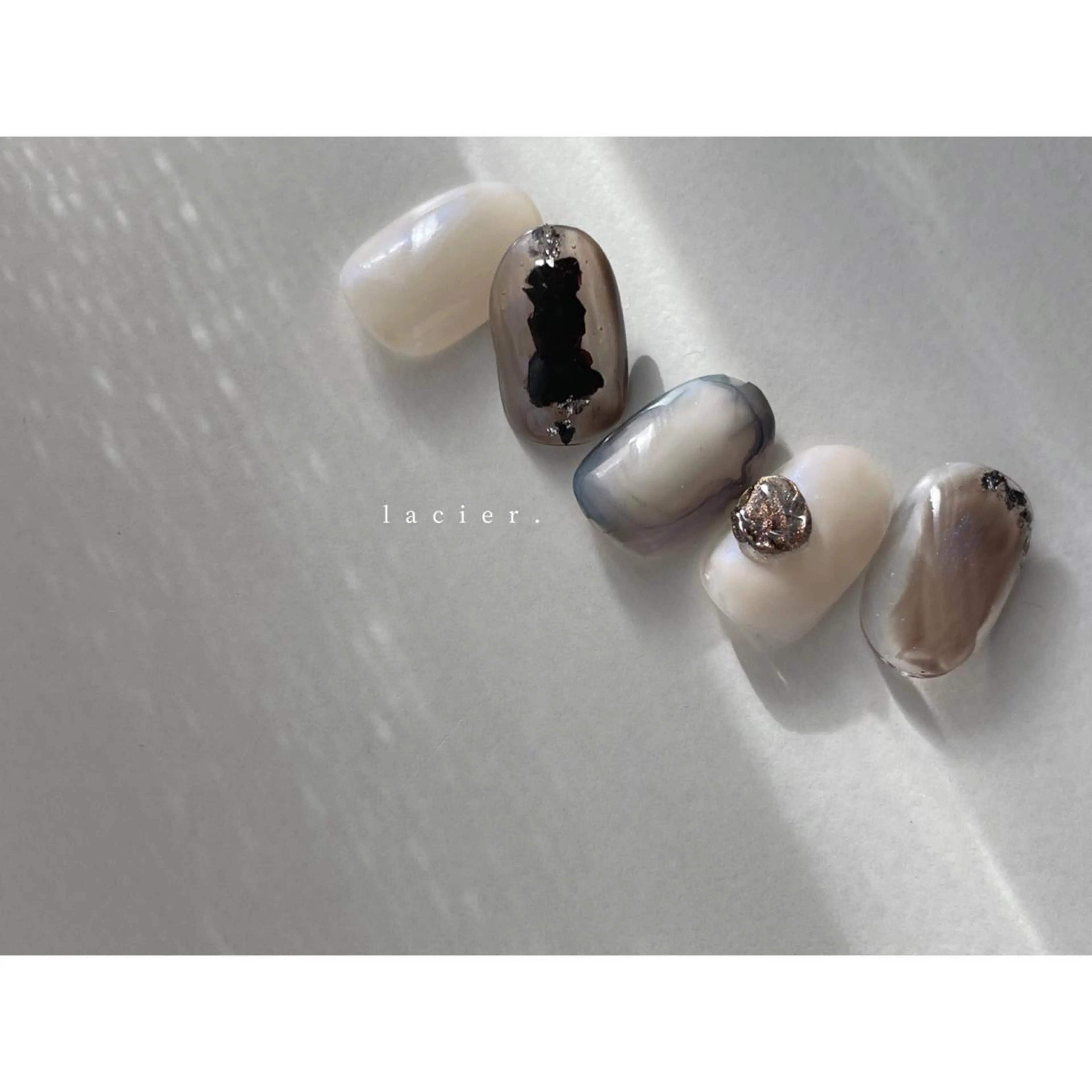 ネイル アートネイル ブルー ミラーネイル ニュアンスネイル ワンカラーネイル ハンドネイル lacier nailのネイルデザイン