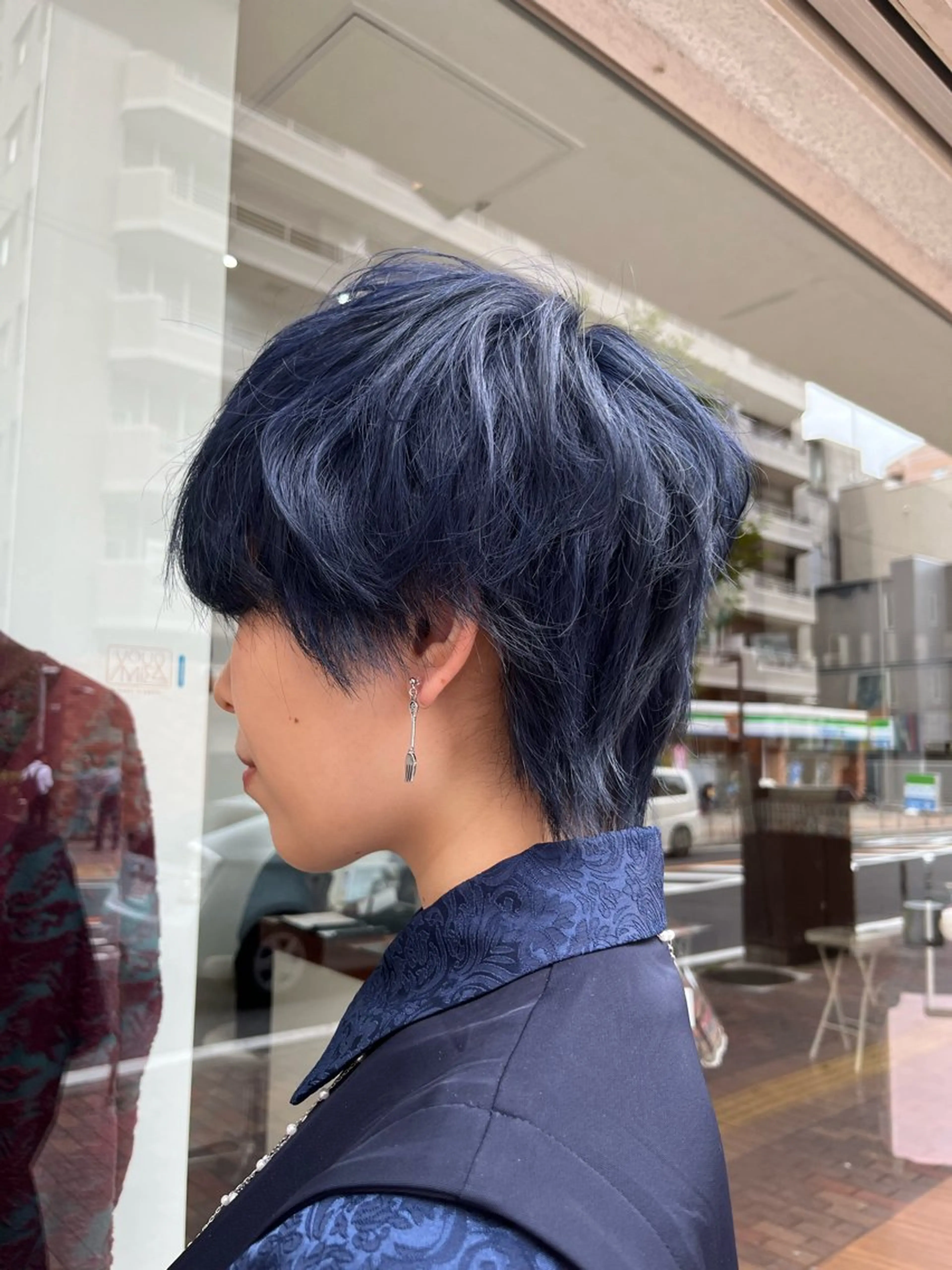 ショート カラー 黒髪 ブルーカラー ブルーブラック ヘアカラー トリートメント CoCooN TAKUMAのヘアスタイル