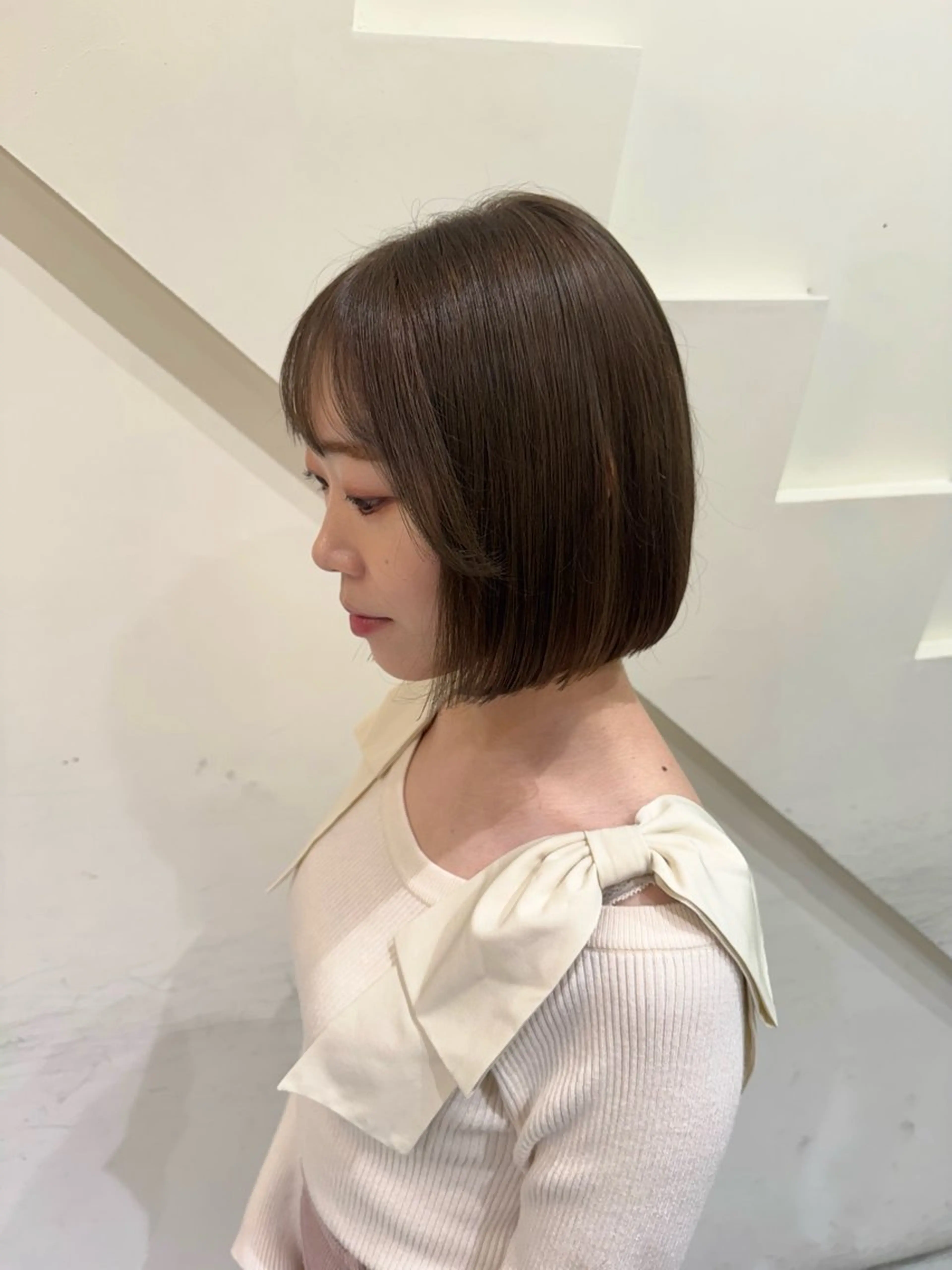 ショート カラー ベージュカラー オリーブベージュ 透明感カラー/顔周り カット/レイヤーにかのヘアスタイル