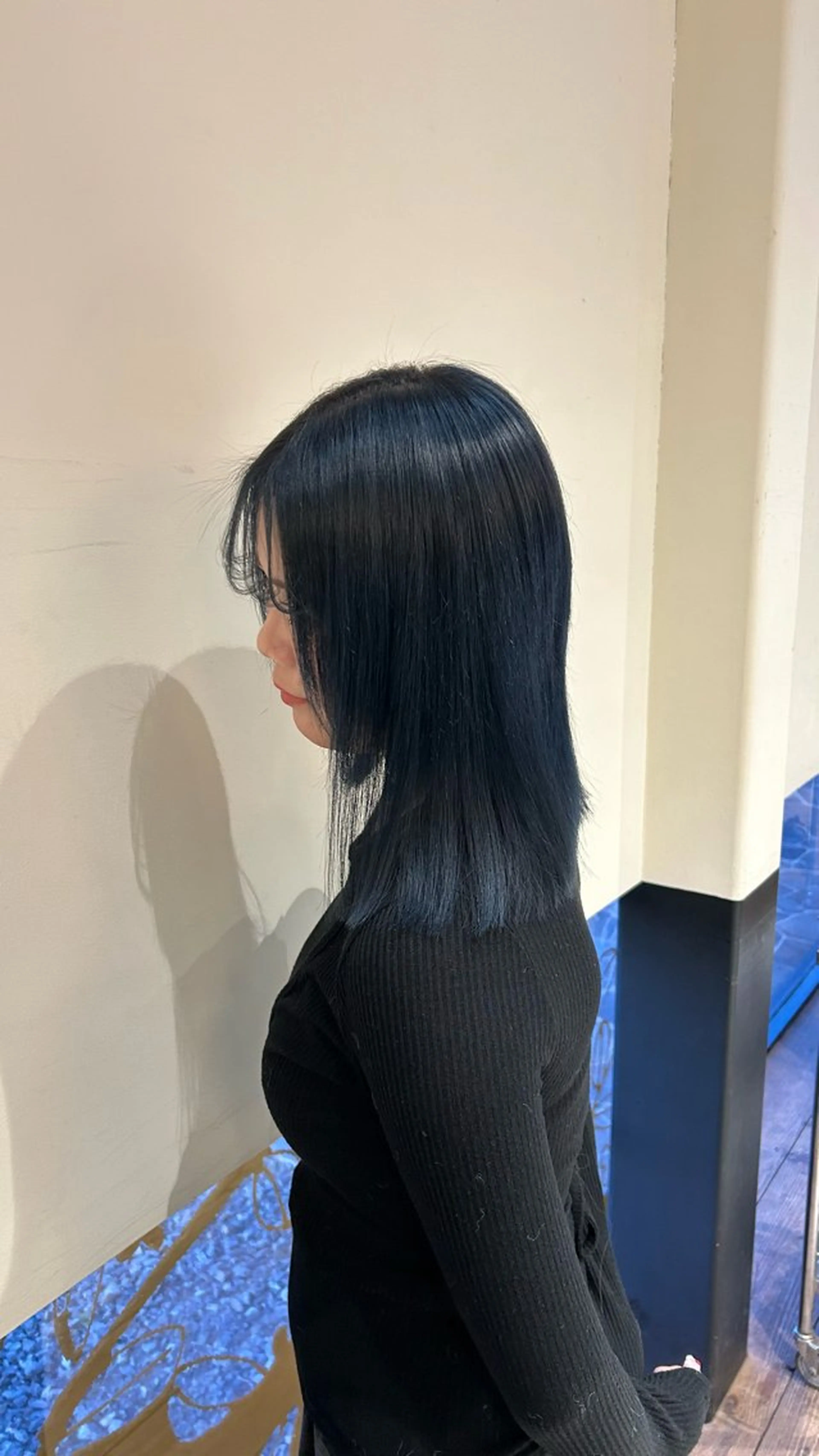 セミロング カラー 黒髪 ブルーカラー ブルーブラック 外ハネヘア 村松 麻菜のヘアスタイル