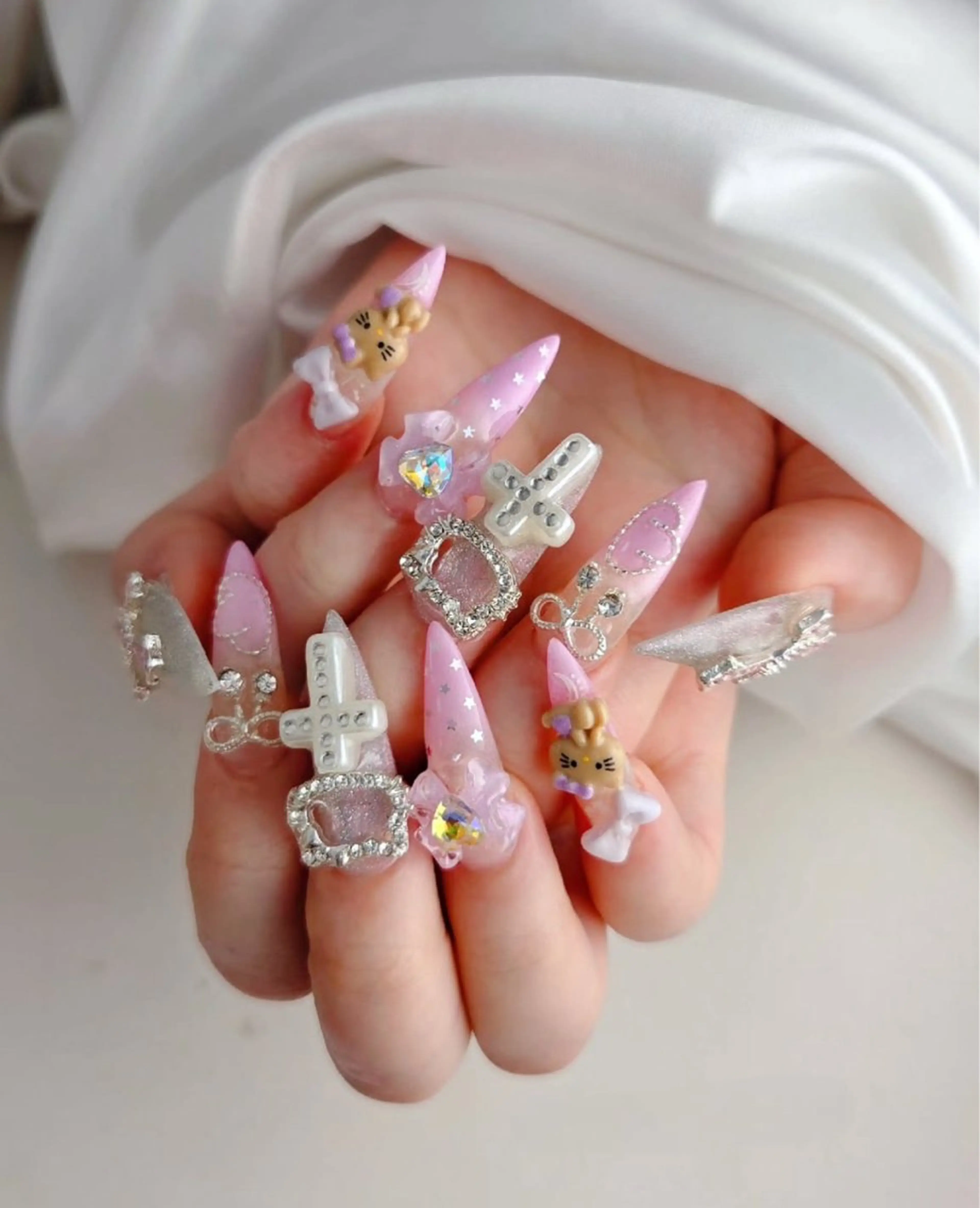 ネイル フラッシュネイル フレンチネイル グラデーション キラキラネイル 韓国ネイル ハンドネイル Lina nail所属・Lunaa 池袋のネイルデザイン