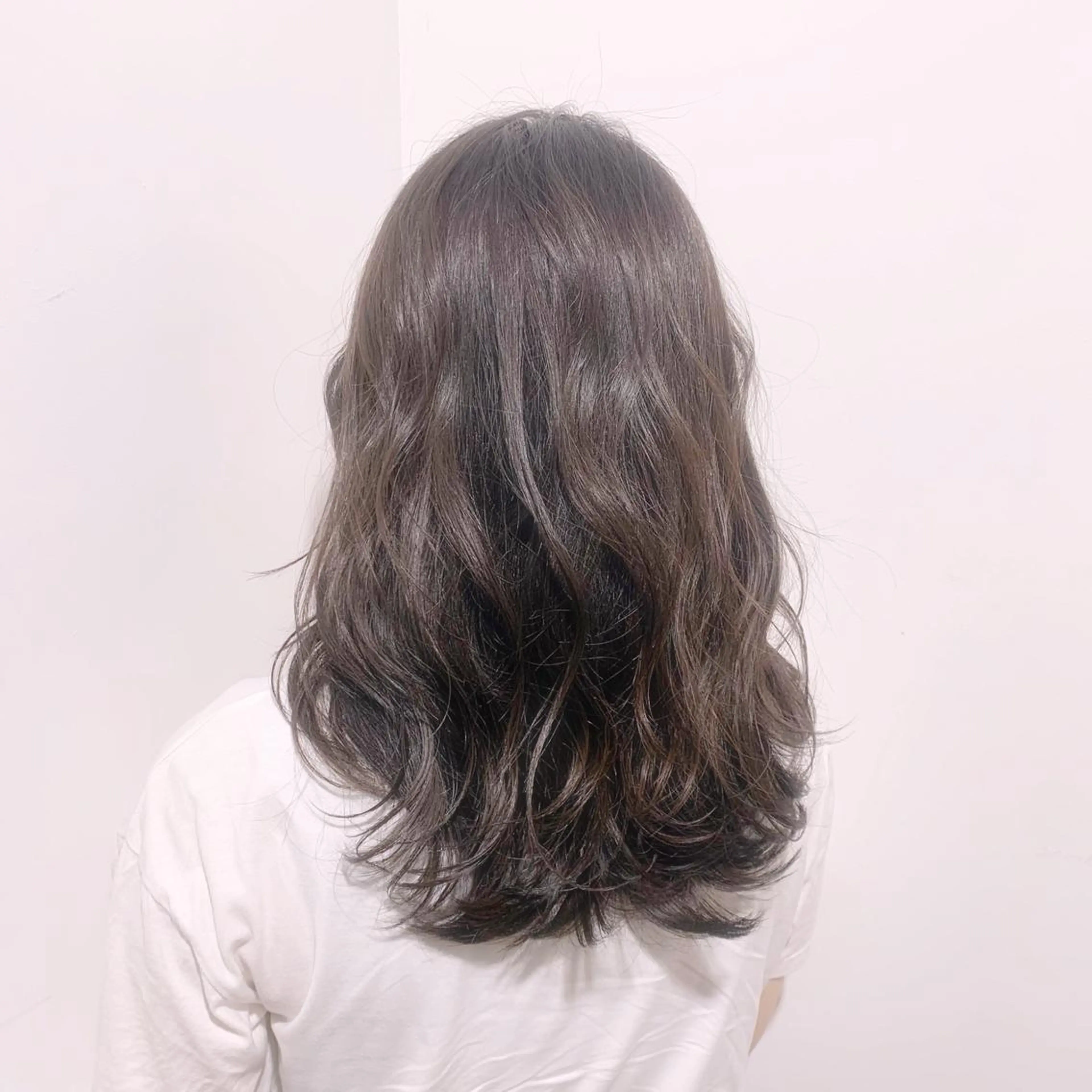 セミロング カラー アディクシーカラー ベージュカラー 黒髪 ブリーチ ブルーカラー ヘアカラー トリートメント 藤澤 夏実/インナーカラーのヘアスタイル