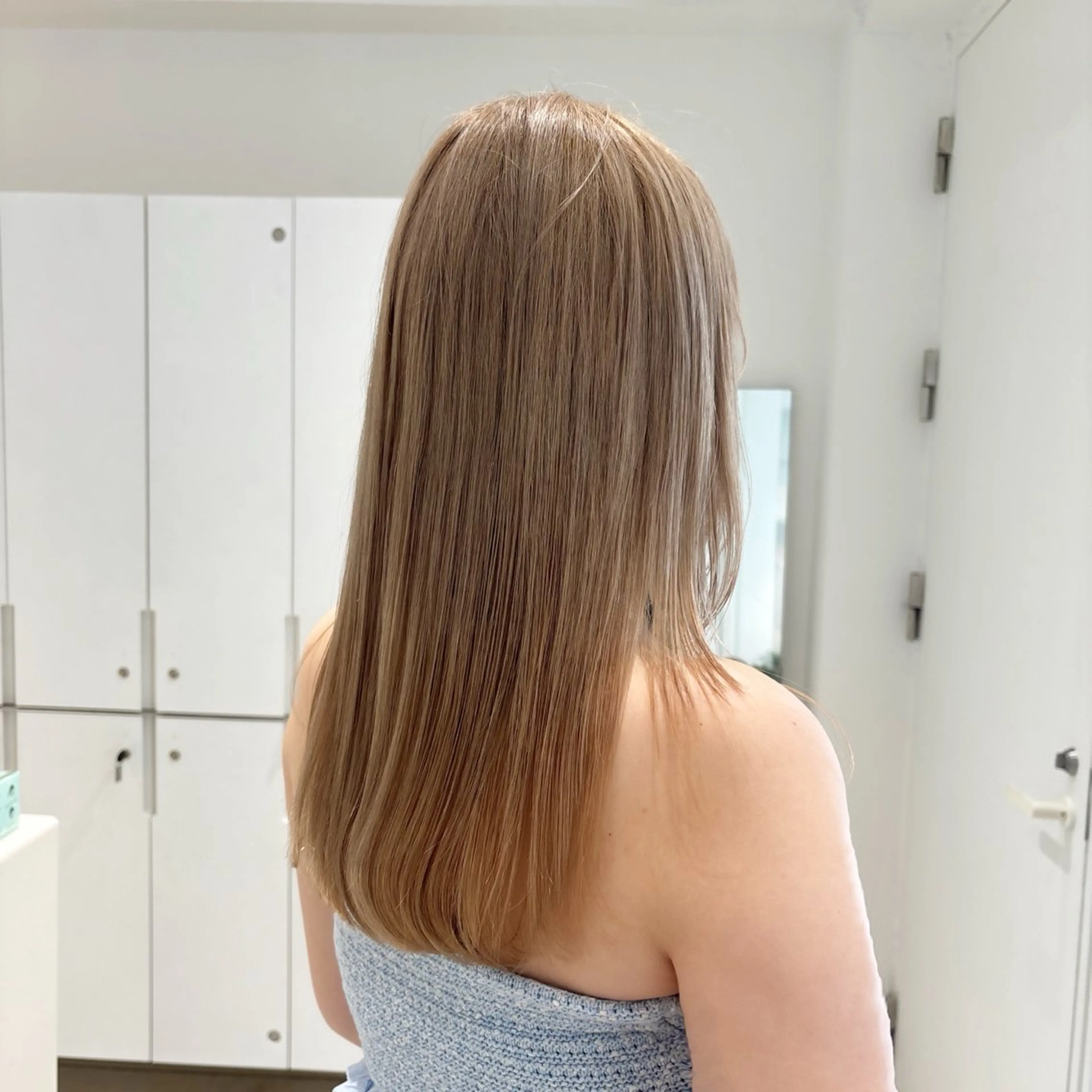 セミロング カラー ベージュカラー ブリーチ ブロンド ハイトーンカラー ミルクティーベージュ カット ヘアカラー トリートメント ヘッドスパ ヘアセット カジュアルを女っぽく 𝗮𝘆𝗮𝗰𝗼のヘアスタイル