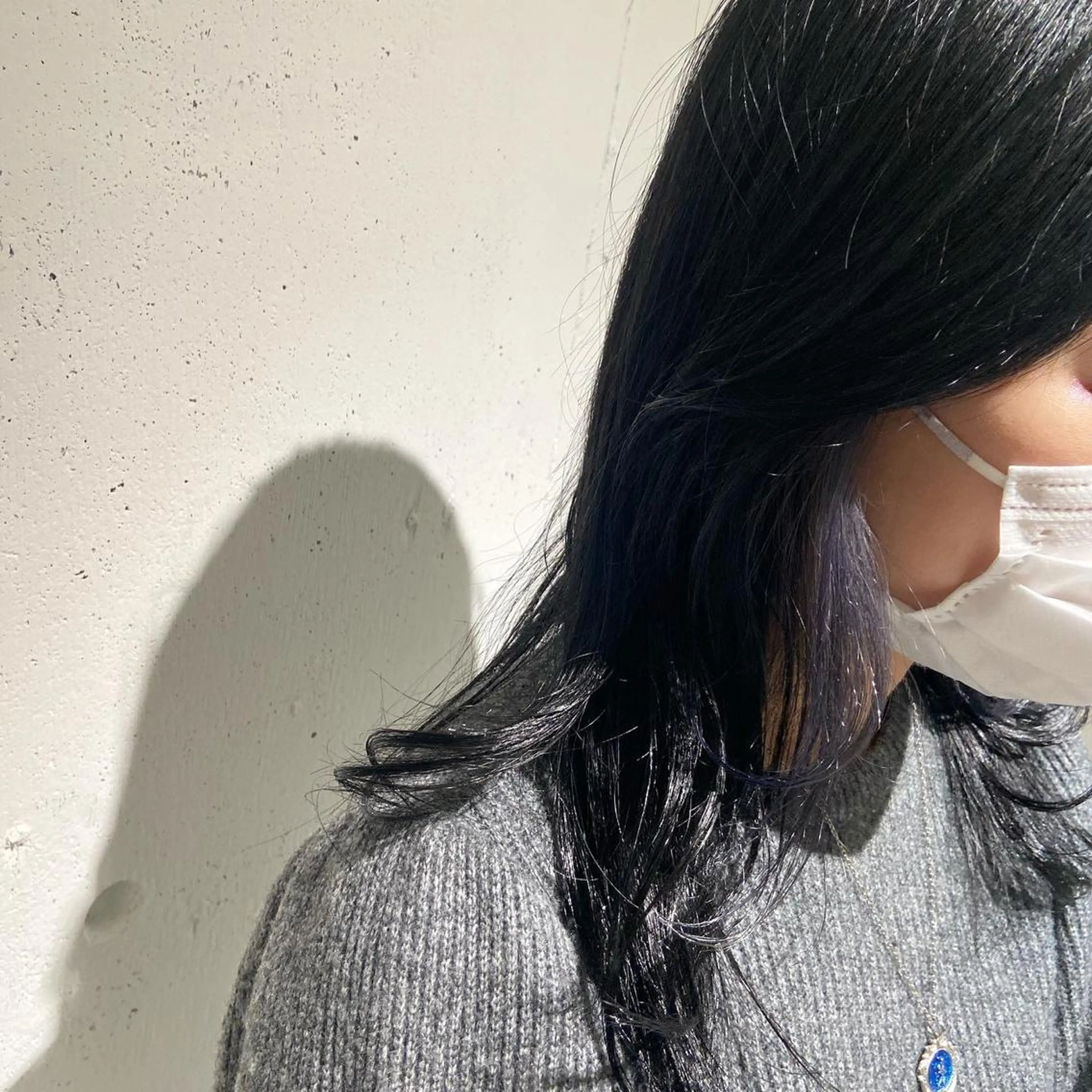 セミロング カラー 黒髪 ブルーカラー ブルーブラック インナーカラー シルバー カジュアルを女っぽく 𝗮𝘆𝗮𝗰𝗼のヘアスタイル