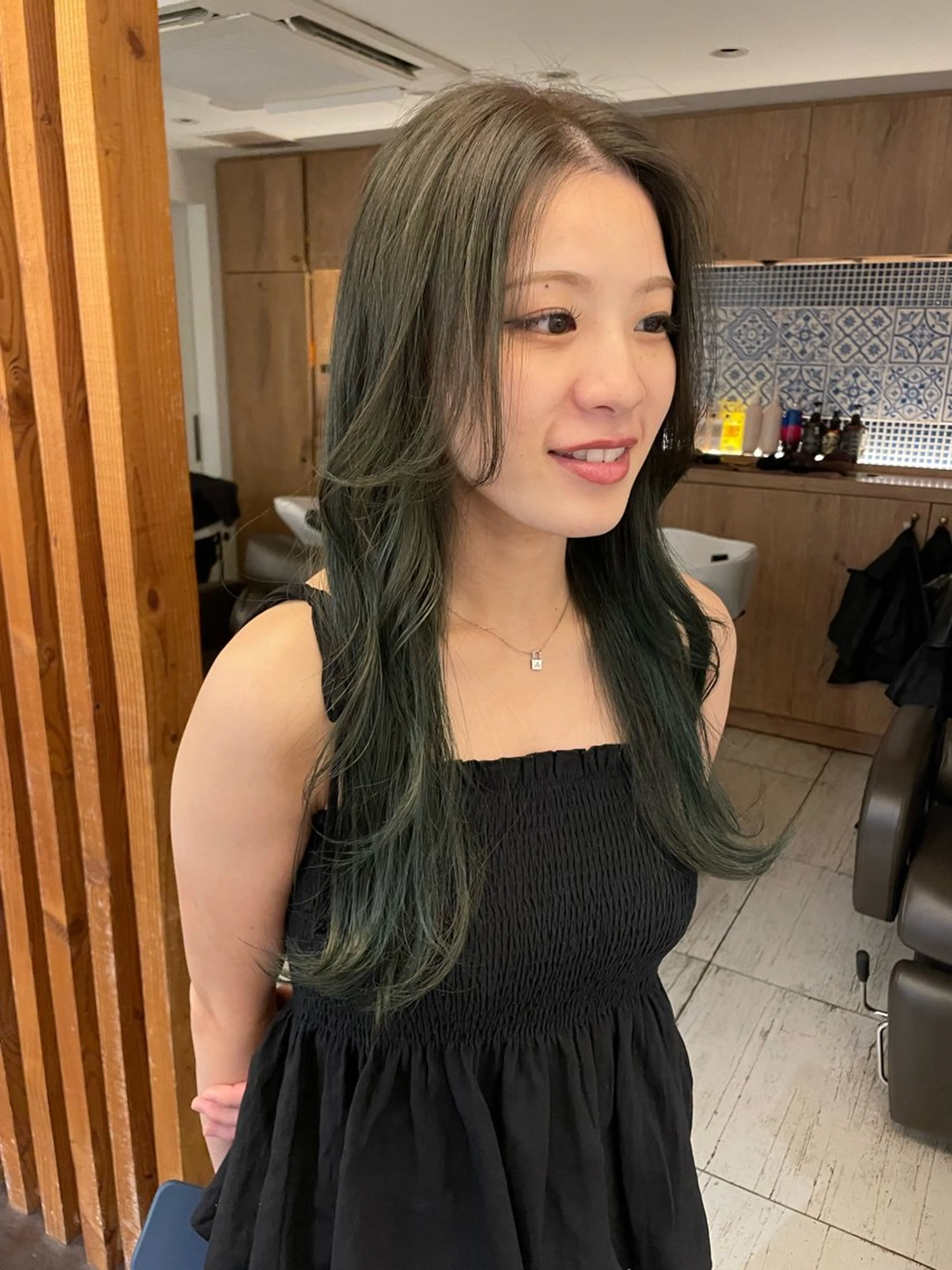 ロング ヘアカラー トリートメント リカ/ハイトーン ・オリーブ🍀のヘアスタイル