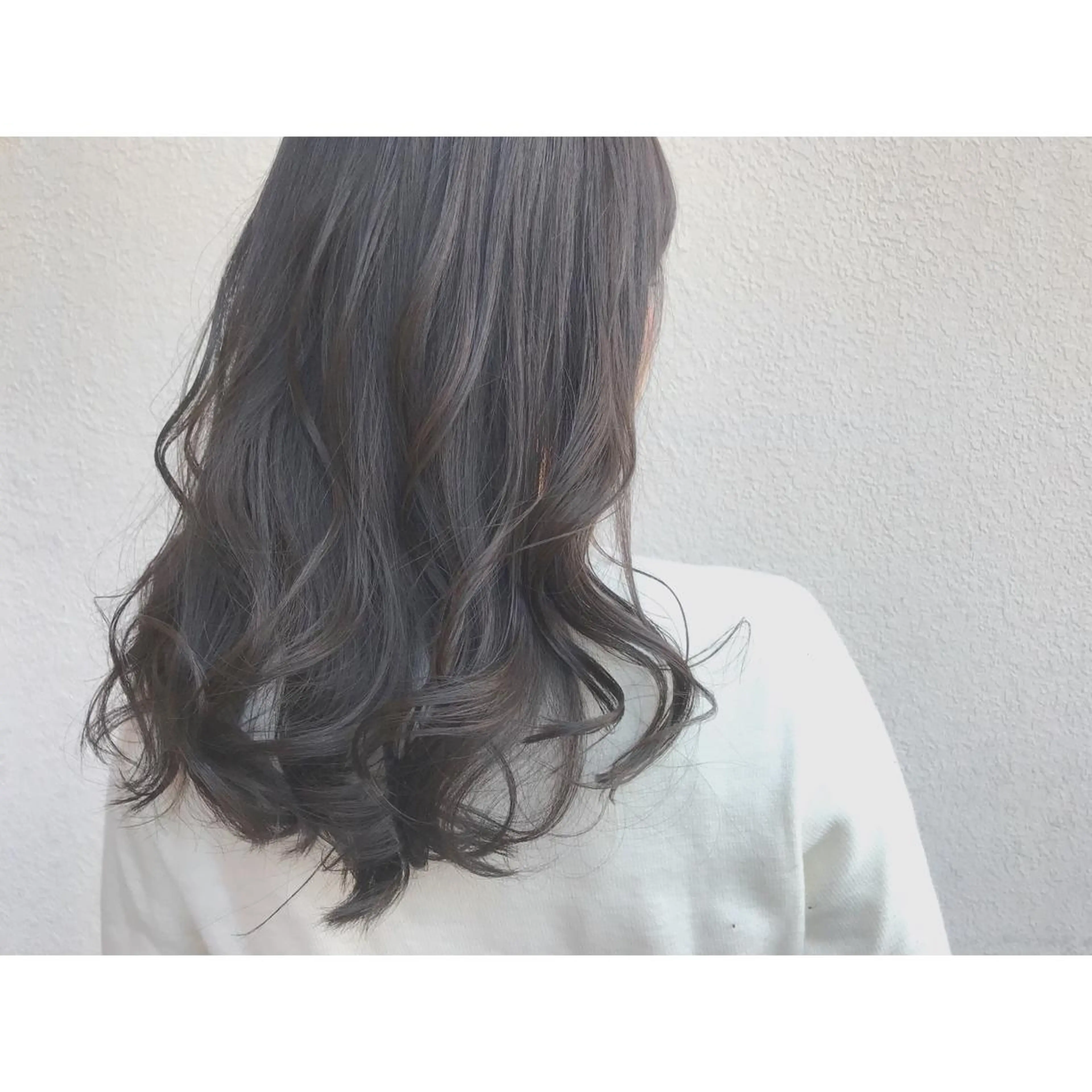 セミロング カラー アッシュ アッシュグレー ハイライトカラー 外国人風カラー ハイライト なかにし まゆみのヘアスタイル