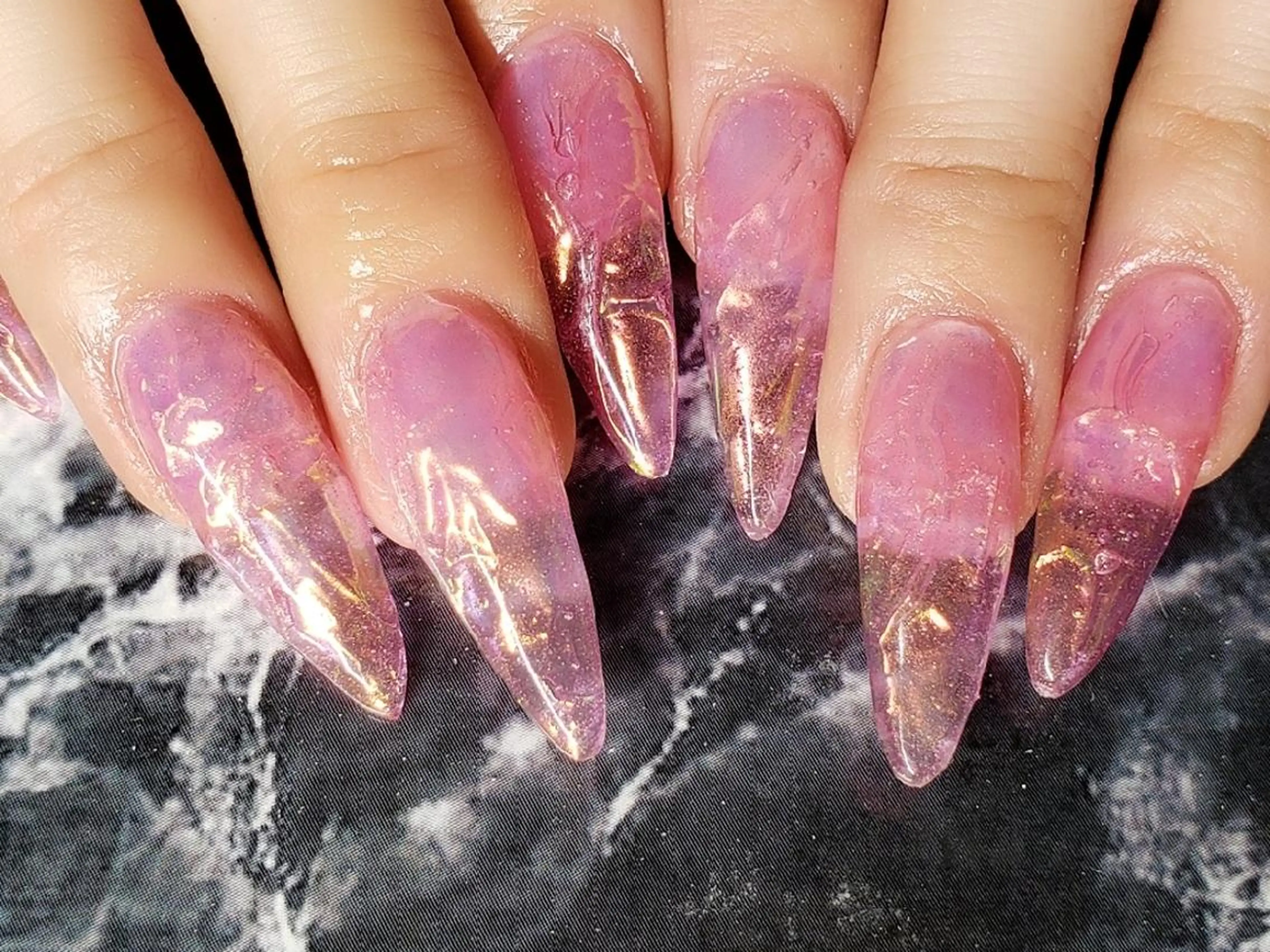 セミロング ネイル オーロラネイル ピンク ハンドネイル クロキ 。のネイルデザイン