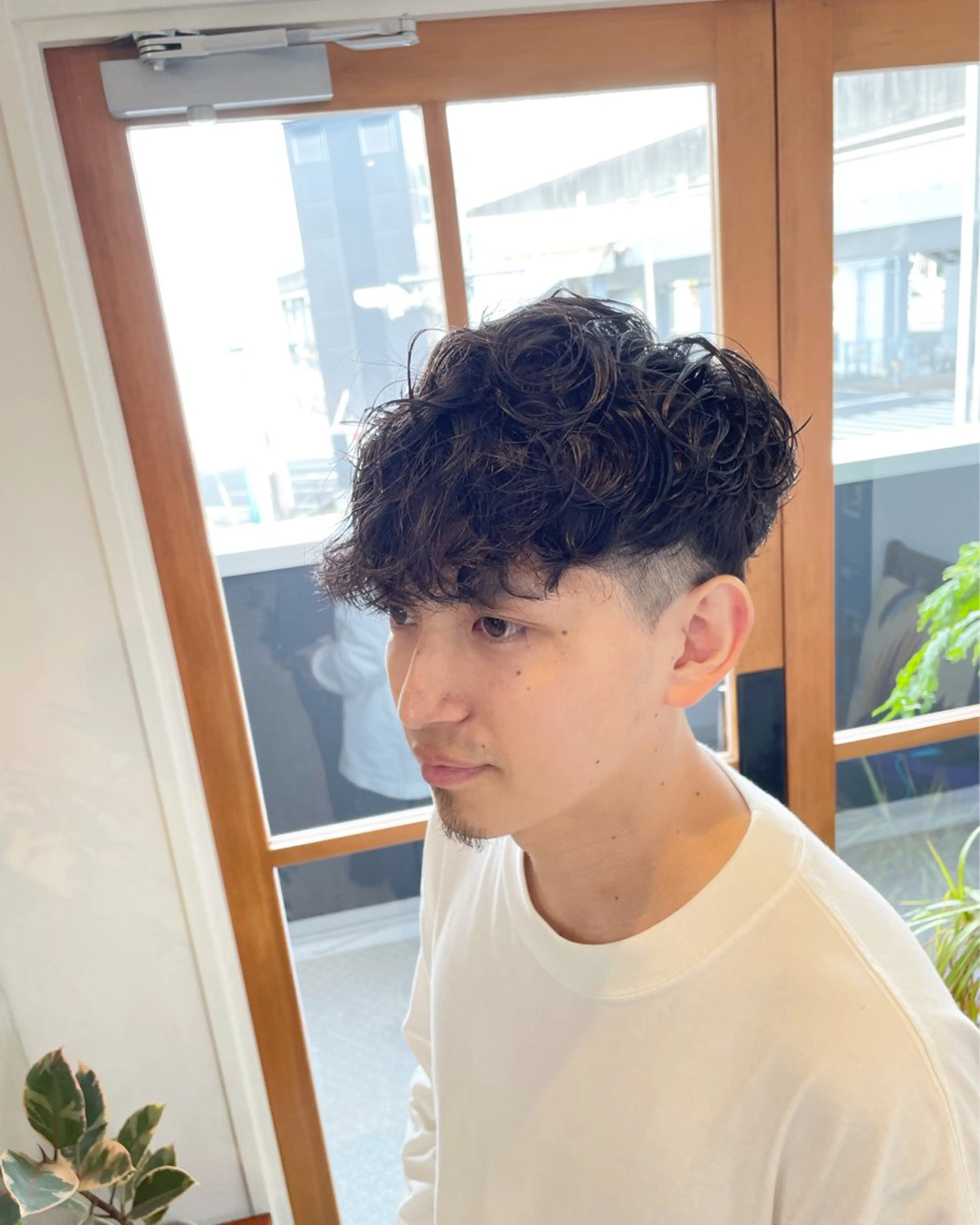 ショート パーマ メンズ スペインカール カット パーマ 小林 崇雅　ダウンパーマのヘアスタイル