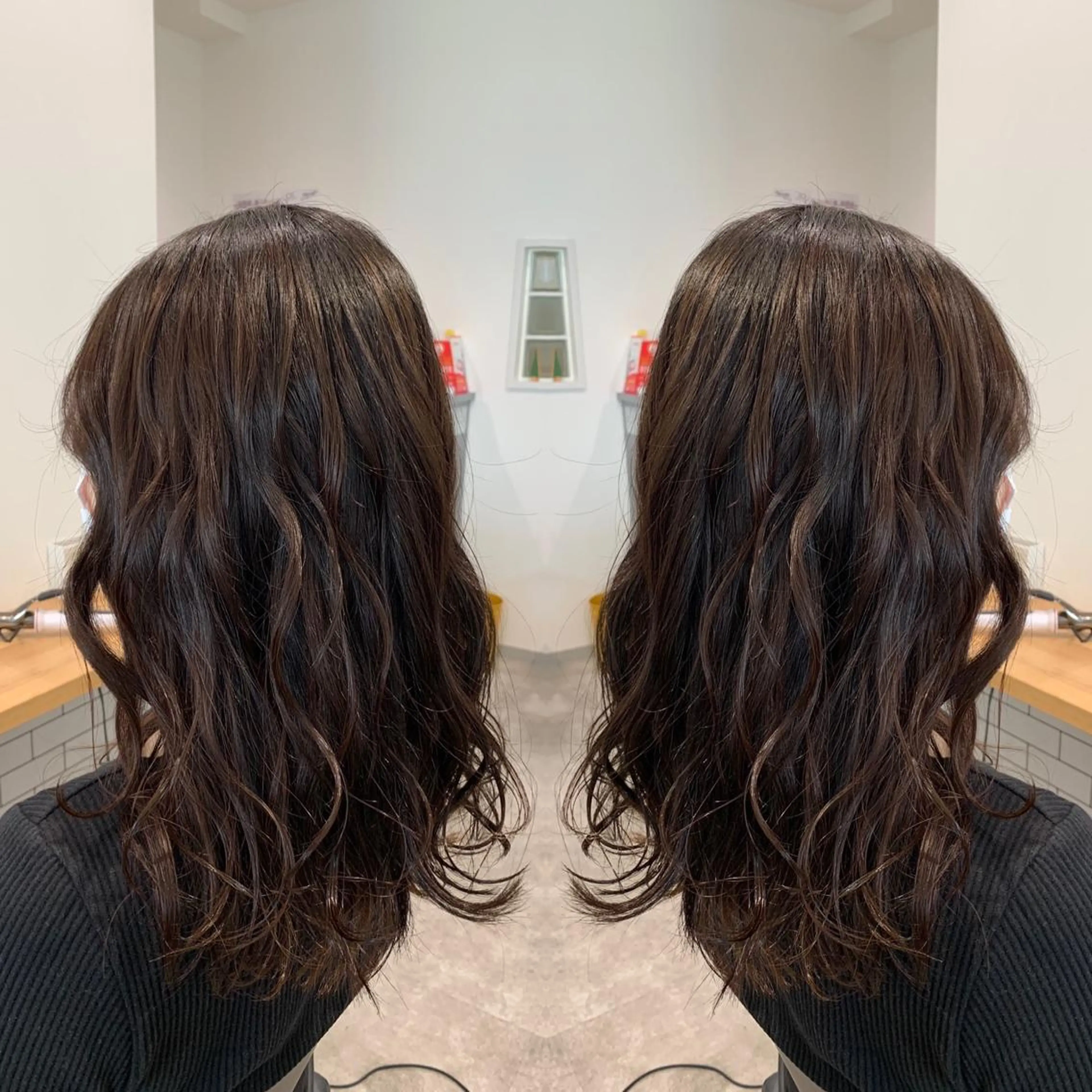 ミディアム カラー アッシュ バレイヤージュ ベージュカラー ブロンド ブルーカラー レイヤーカット/ 艶カラー/RYOMAのヘアスタイル