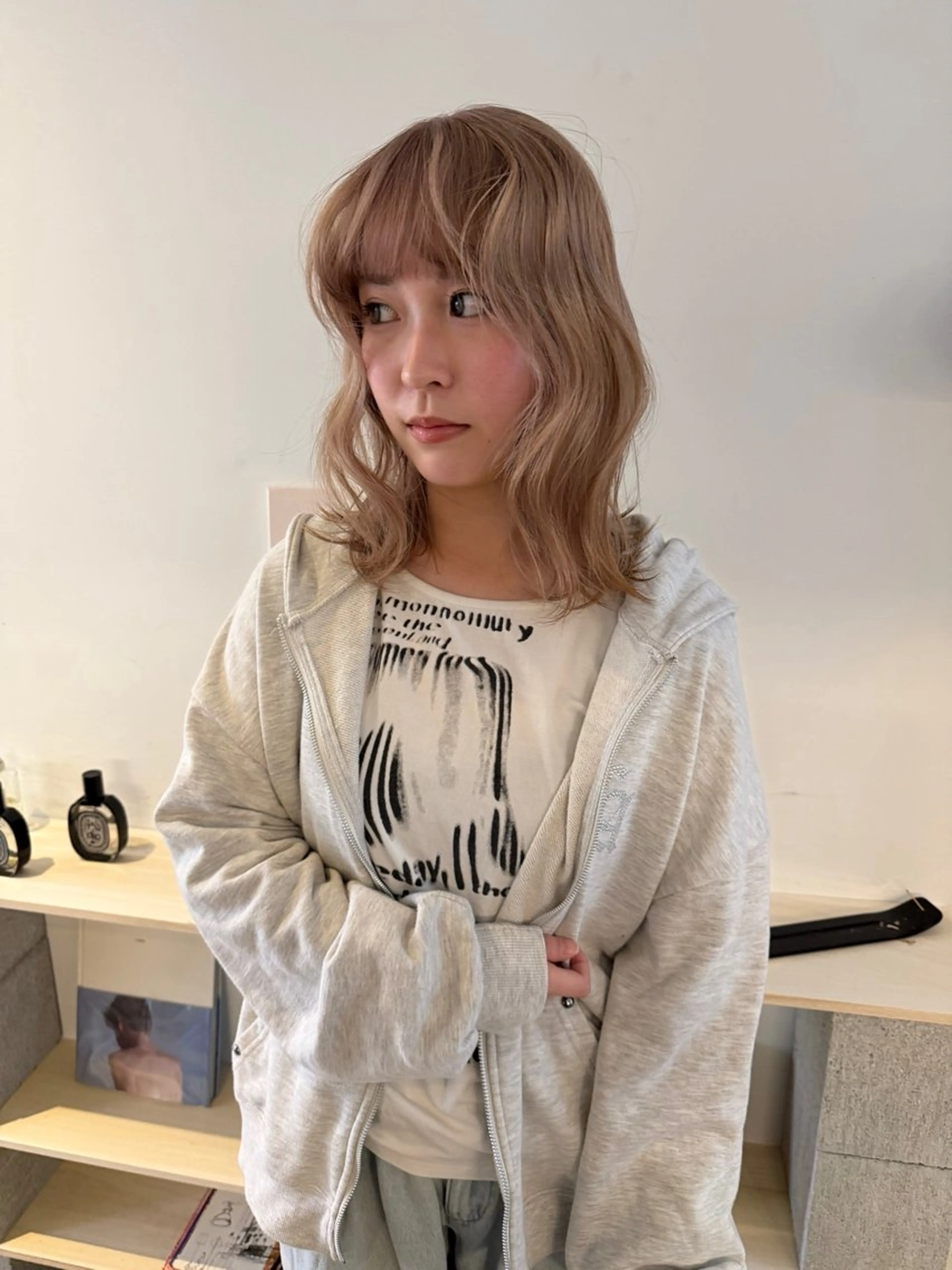 ミディアム カラー ベージュカラー ブリーチ ブロンド ケアブリーチ ハイトーンカラー ヘアカラー トリートメント MIU/ルーツカラー 顔まわりレイヤーのヘアスタイル