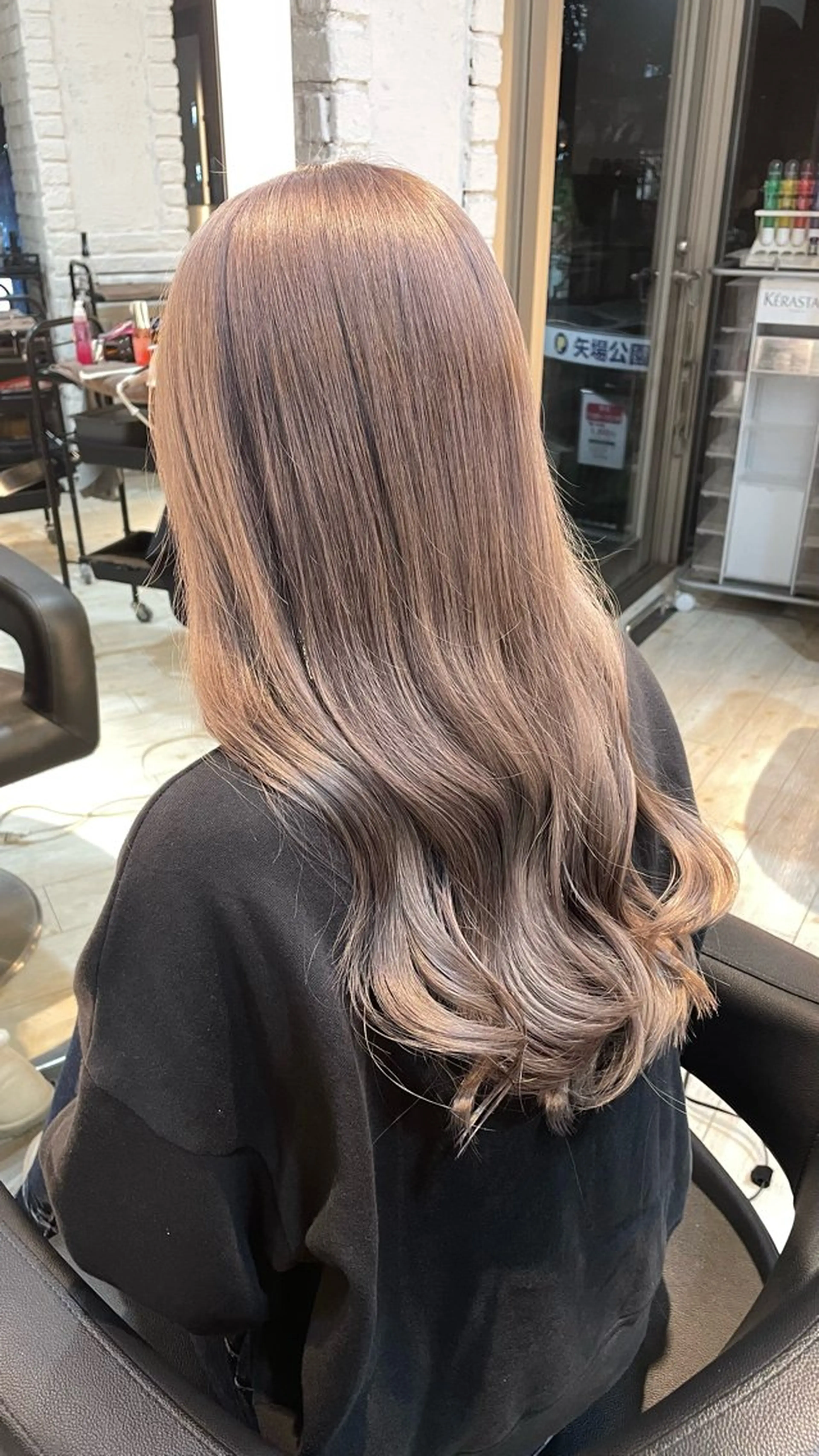 ロング カラー ベージュカラー ブリーチ シルバー シルバーベージュ ヘアカラー トリートメント ブリーチ/髪質改善/ ハイトーン/暖色のヘアスタイル