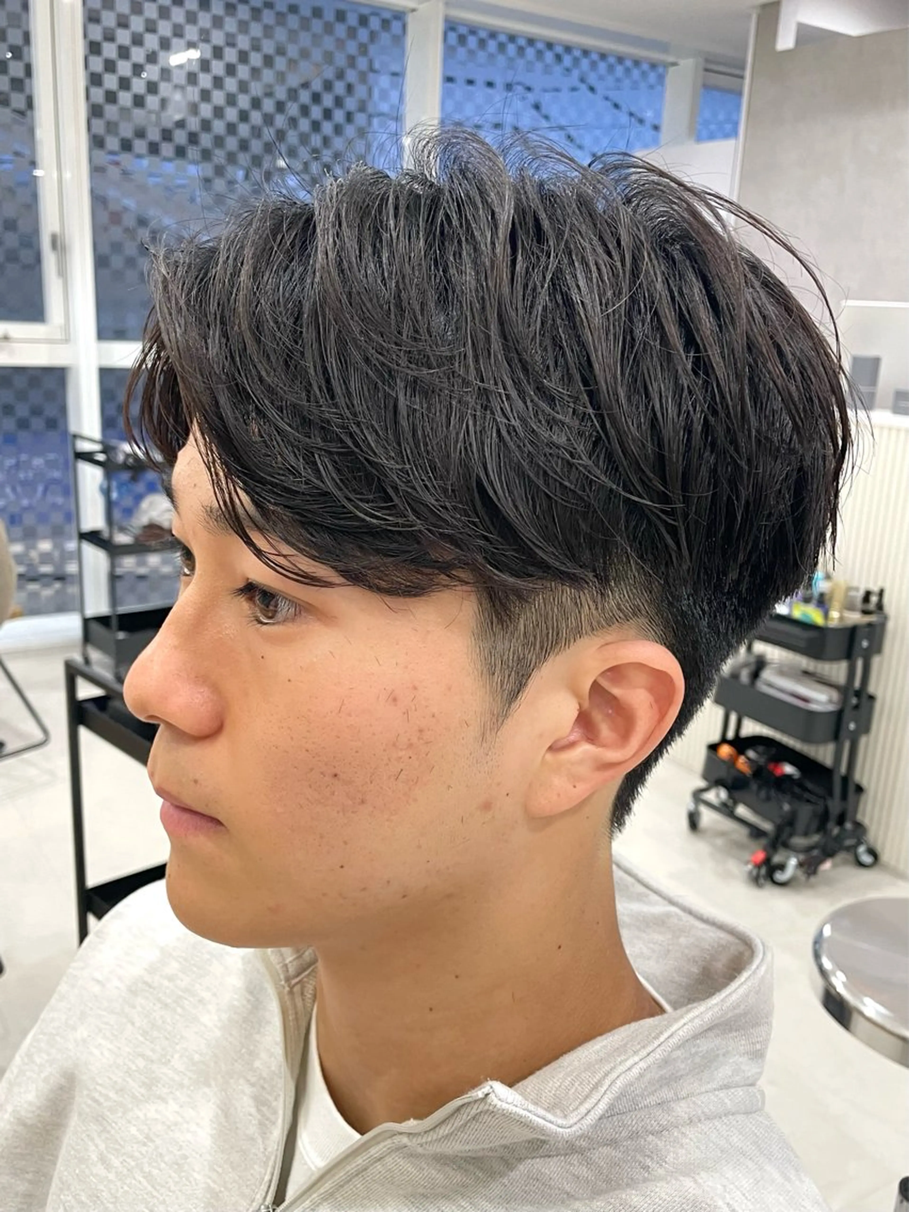 ショート カラー パーマ メンズ ビジネス センターパート メンズパーマ 刈り上げ アッシュ 【東北メンズヘア1 位受賞🥇】本間祐太のヘアスタイル