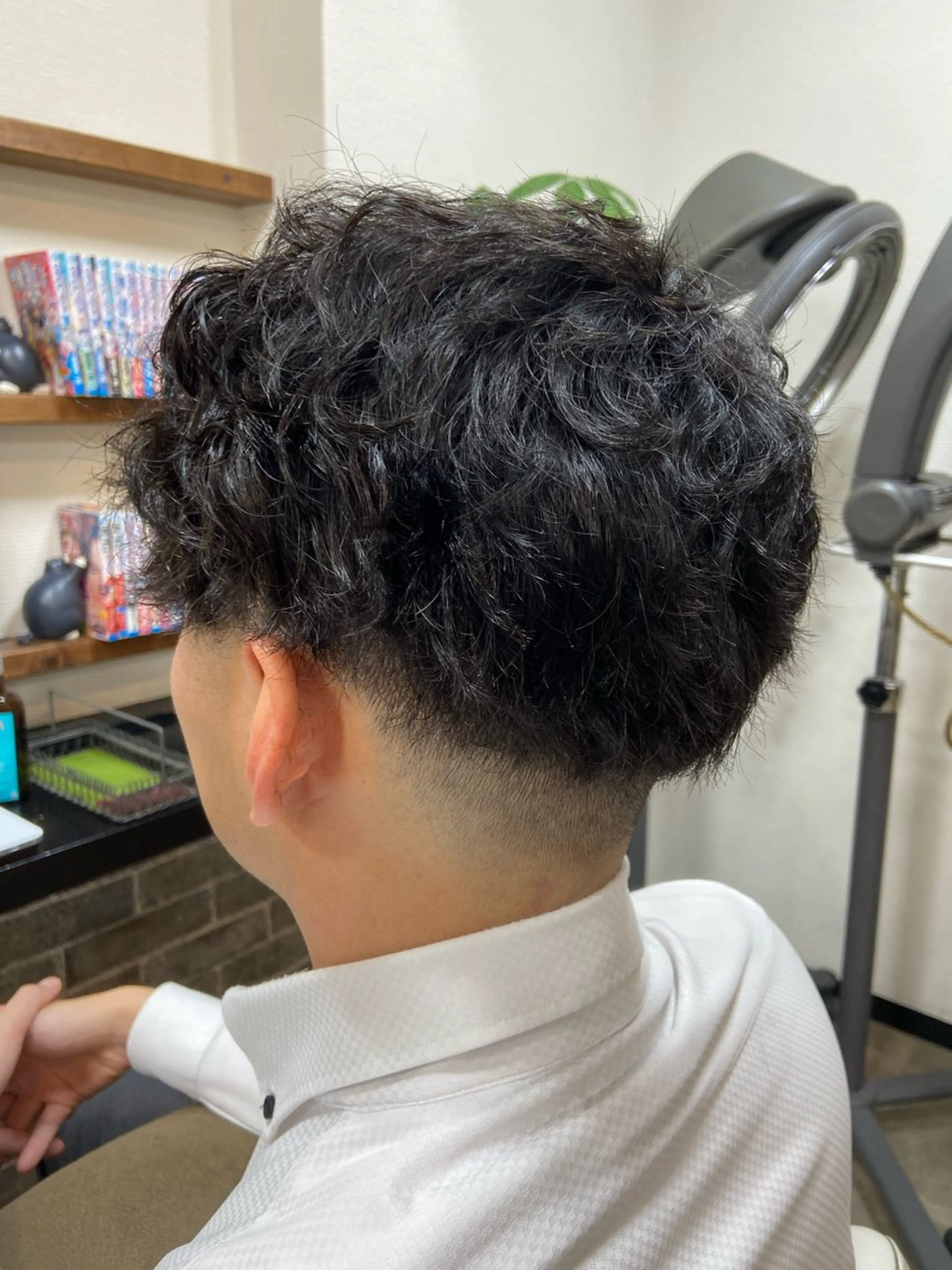 パーマ メンズ ビジネス フェードカット メンズパーマ カット パーマ イツキ🌕デザインカ ラー🥨髪質改善🫧のヘアスタイル