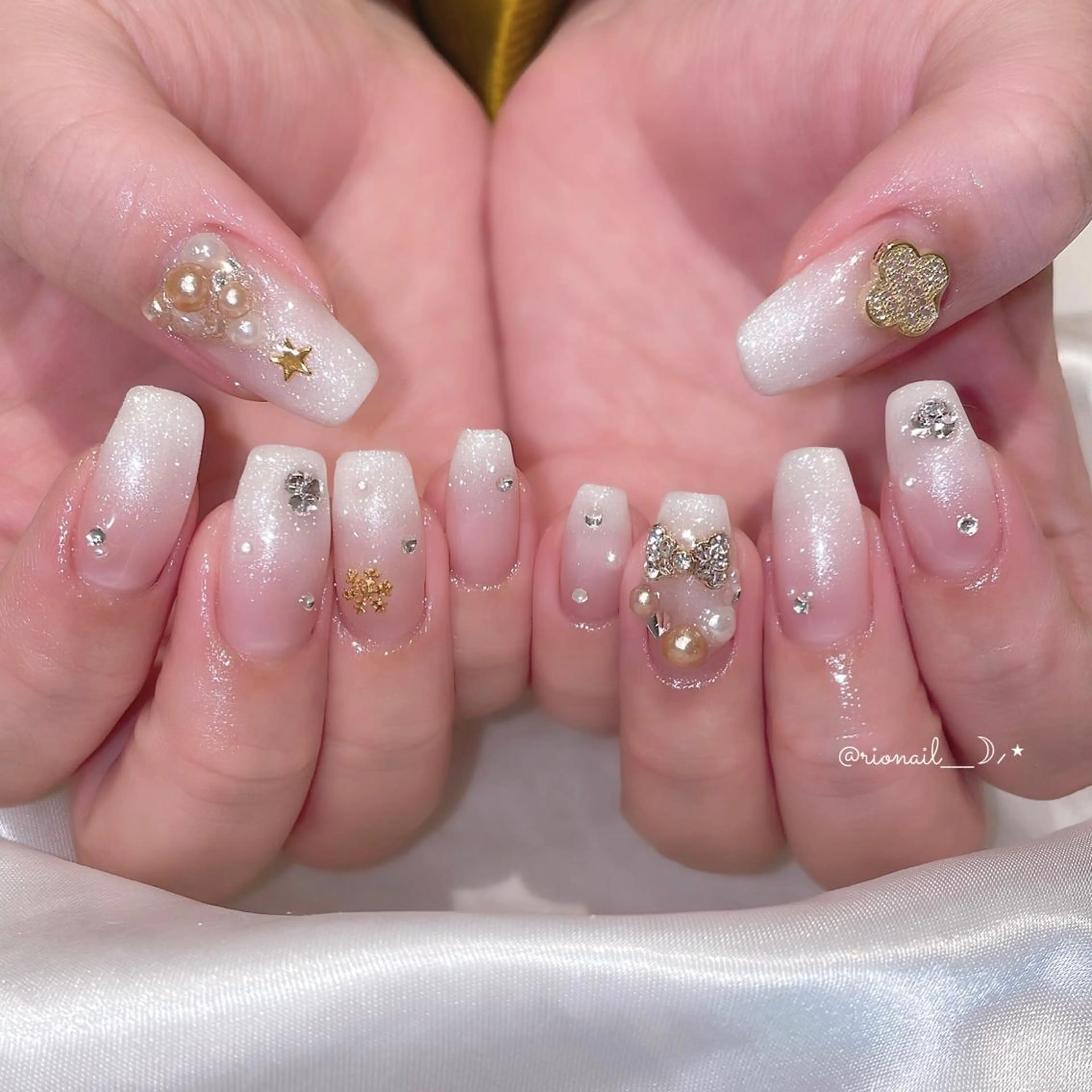 ネイル ハンドネイル 𝘙𝘪𝘰𝘯𝘢 ...🕯🤍のネイルデザイン