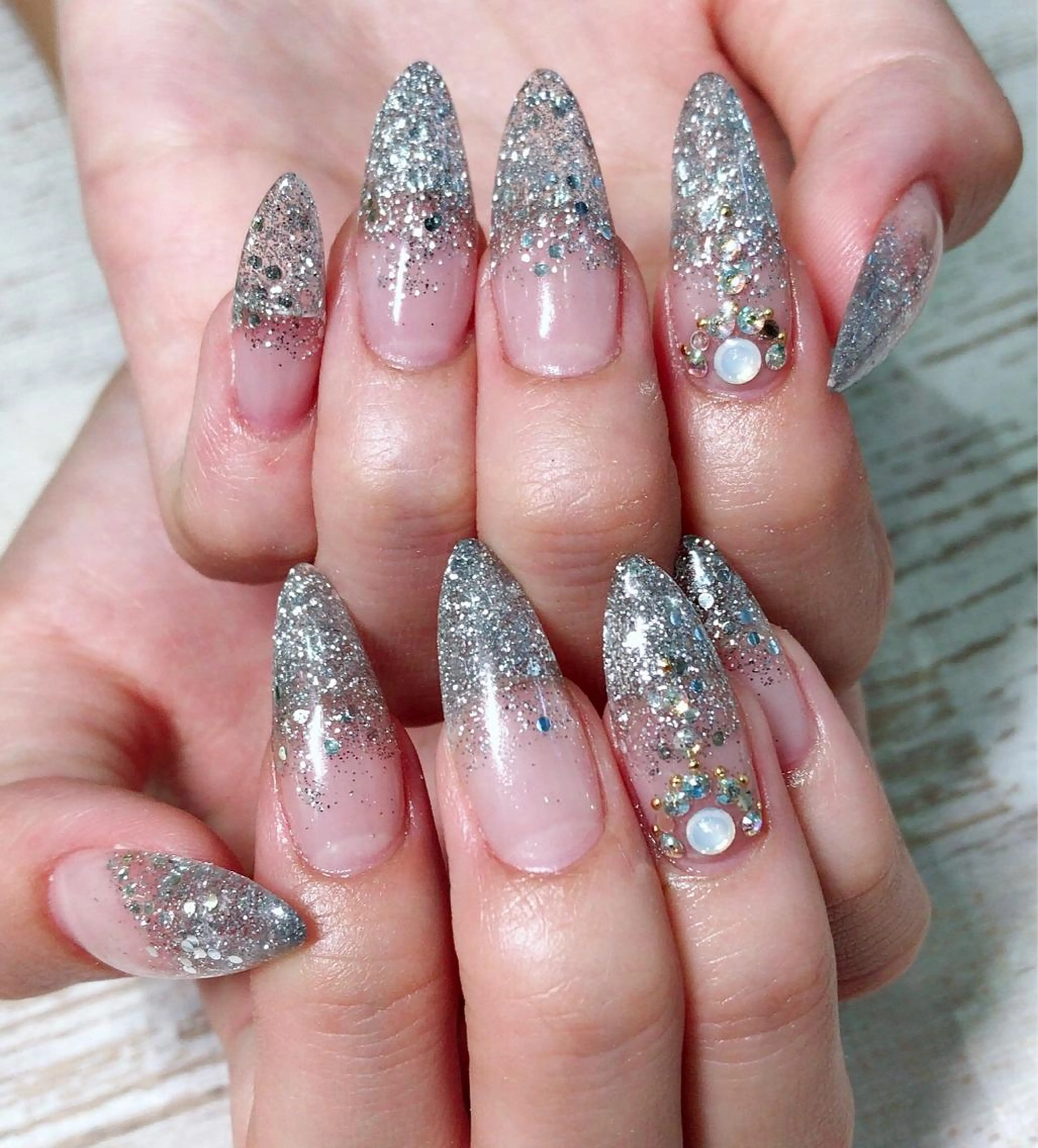 ネイル キラキラネイル シルバー Lino+ ネイル&よもぎ蒸しのネイルデザイン