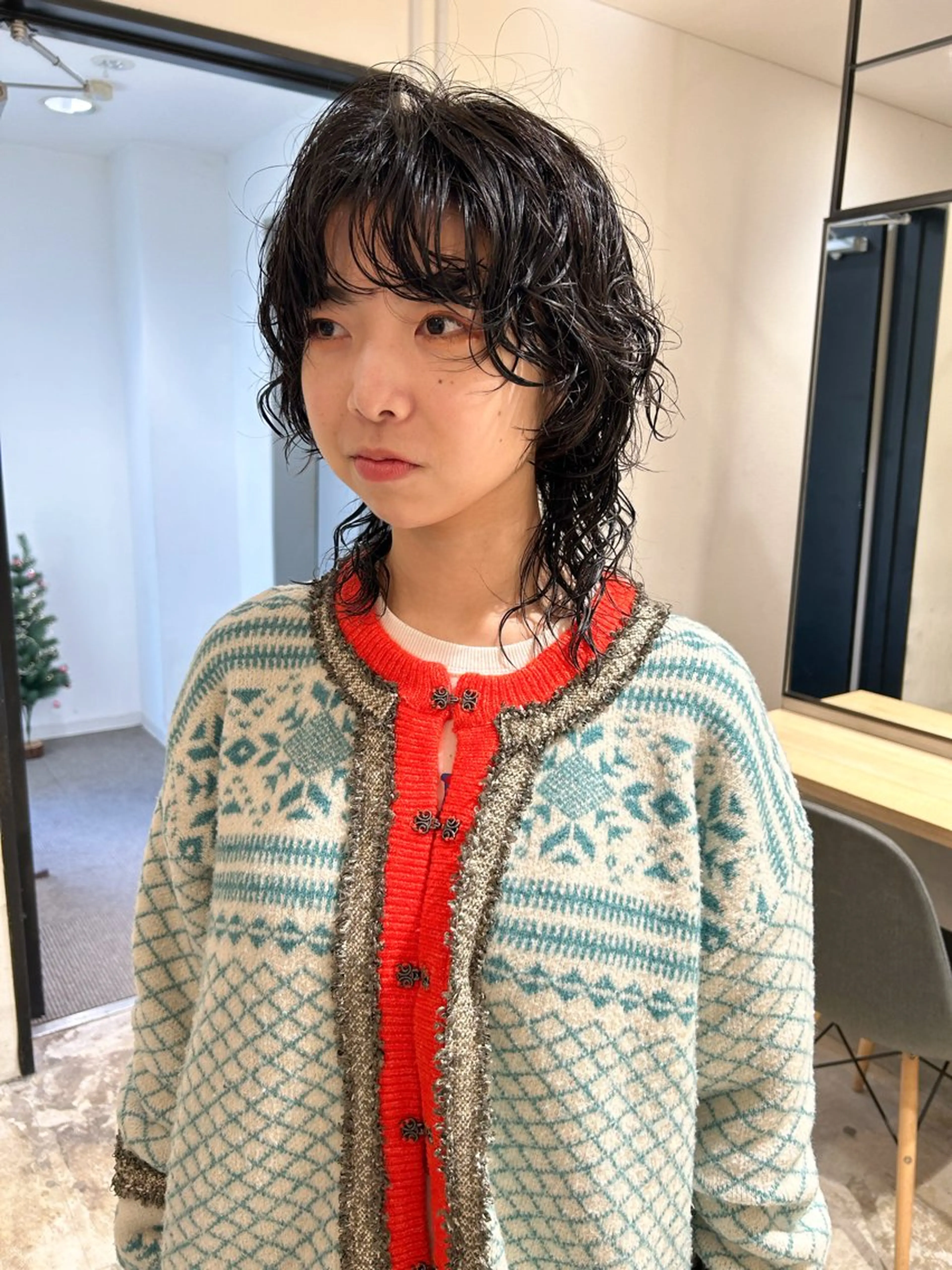 ミディアム パーマ ミディアムパーマ ウルフカット カット パーマ トリートメント Loom.所属・村上雅人 ナチュラルモードのヘアスタイル